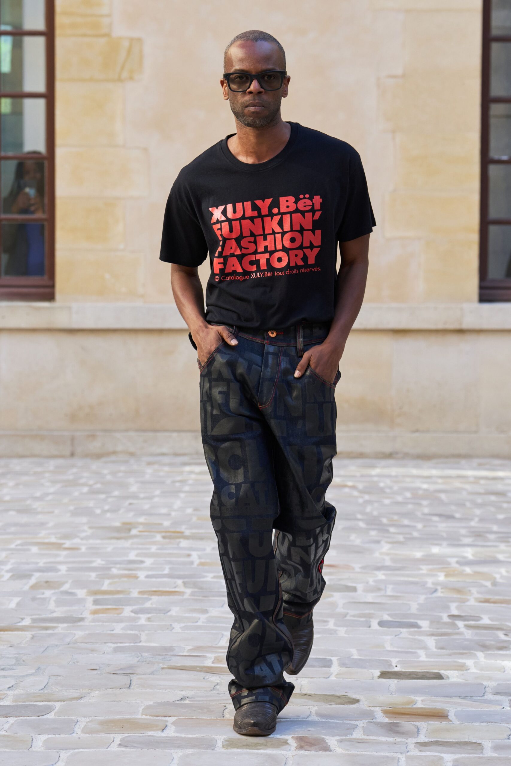black cotton short-sleeve collared relaxed printed t-shirt