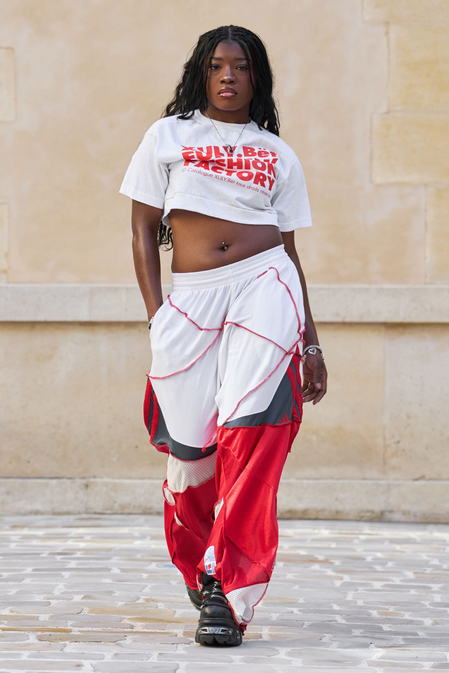 white cotton short-sleeve fitted printed cropped t-shirt