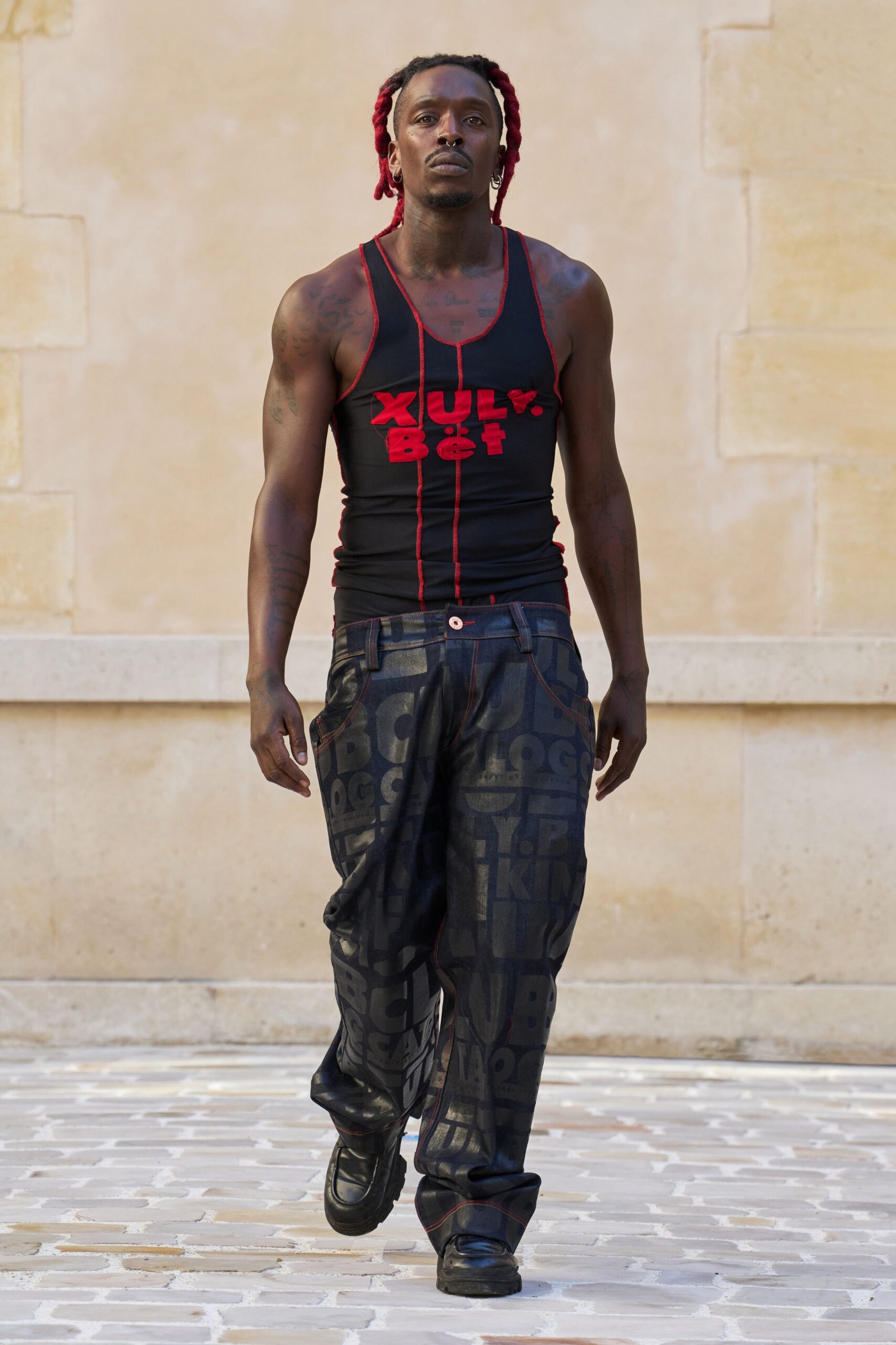 black cotton sleeveless v-neck fitted printed tank-top
