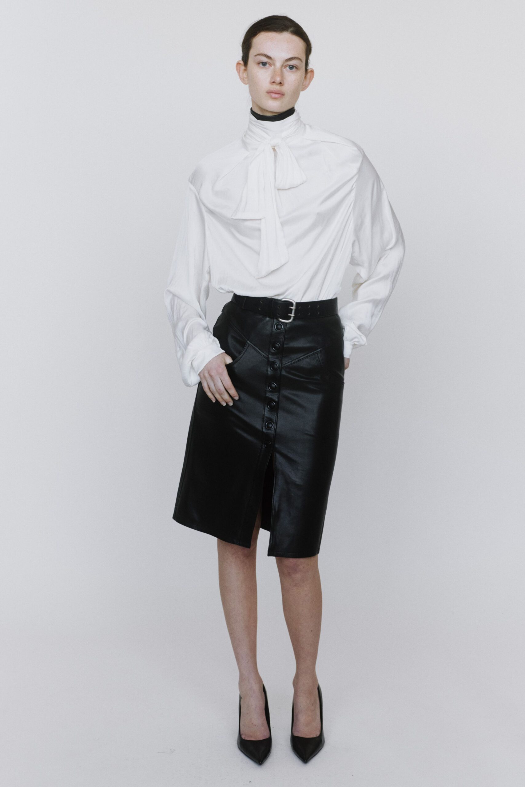 black leather slit fitted high-waisted buttoned skirt