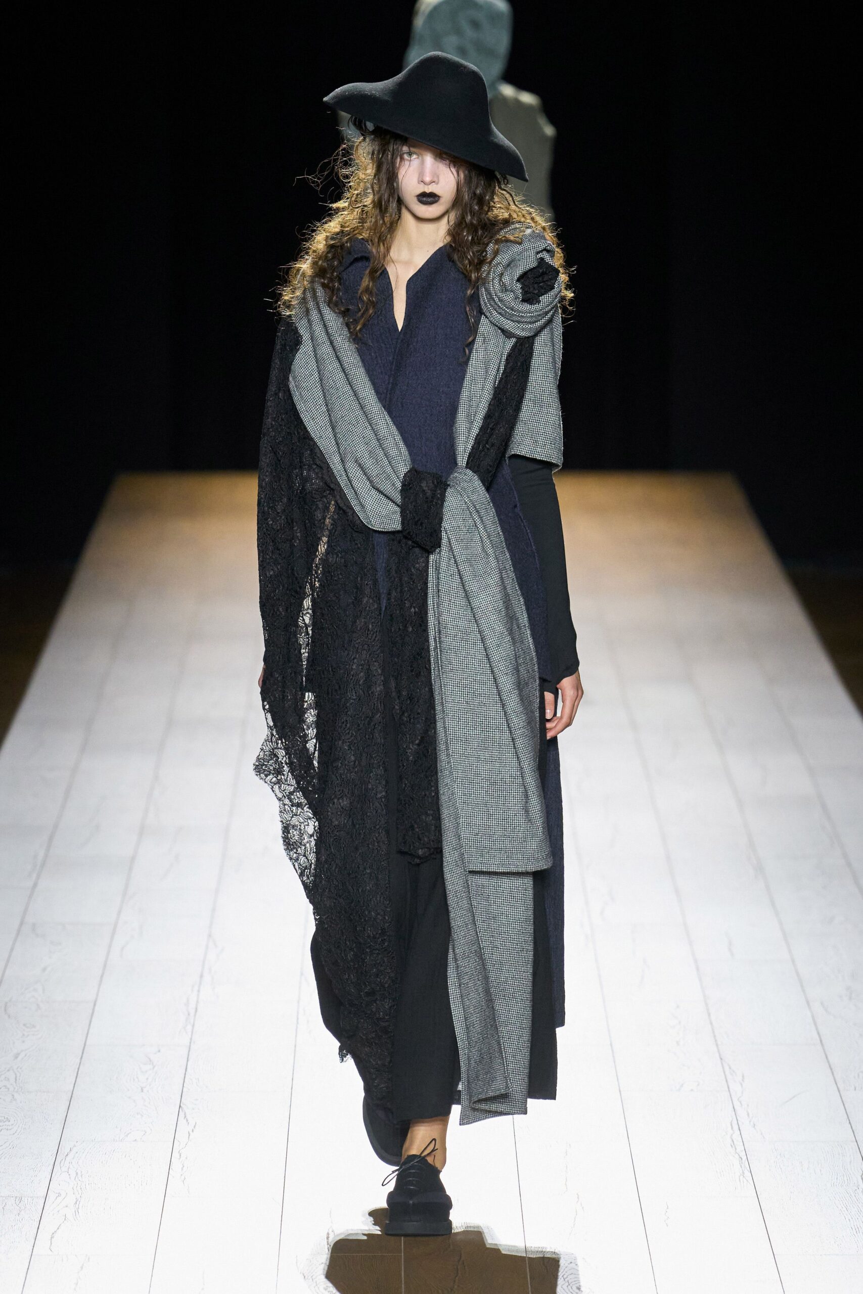 Yohji Yamamoto Fall 2026 Ready-to-Wear Look 25
