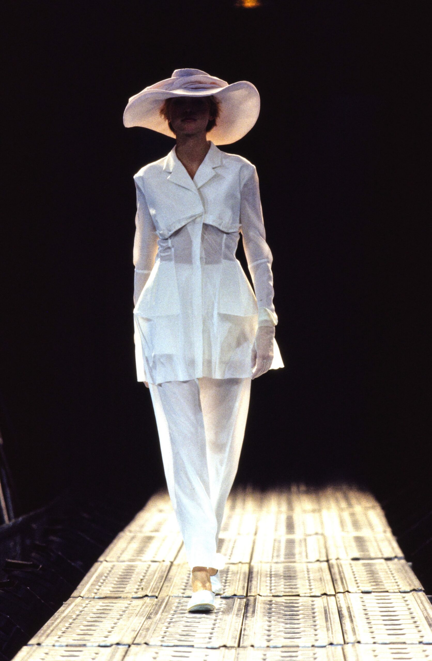 Yohji Yamamoto Spring 1997 Ready-to-Wear Look 19