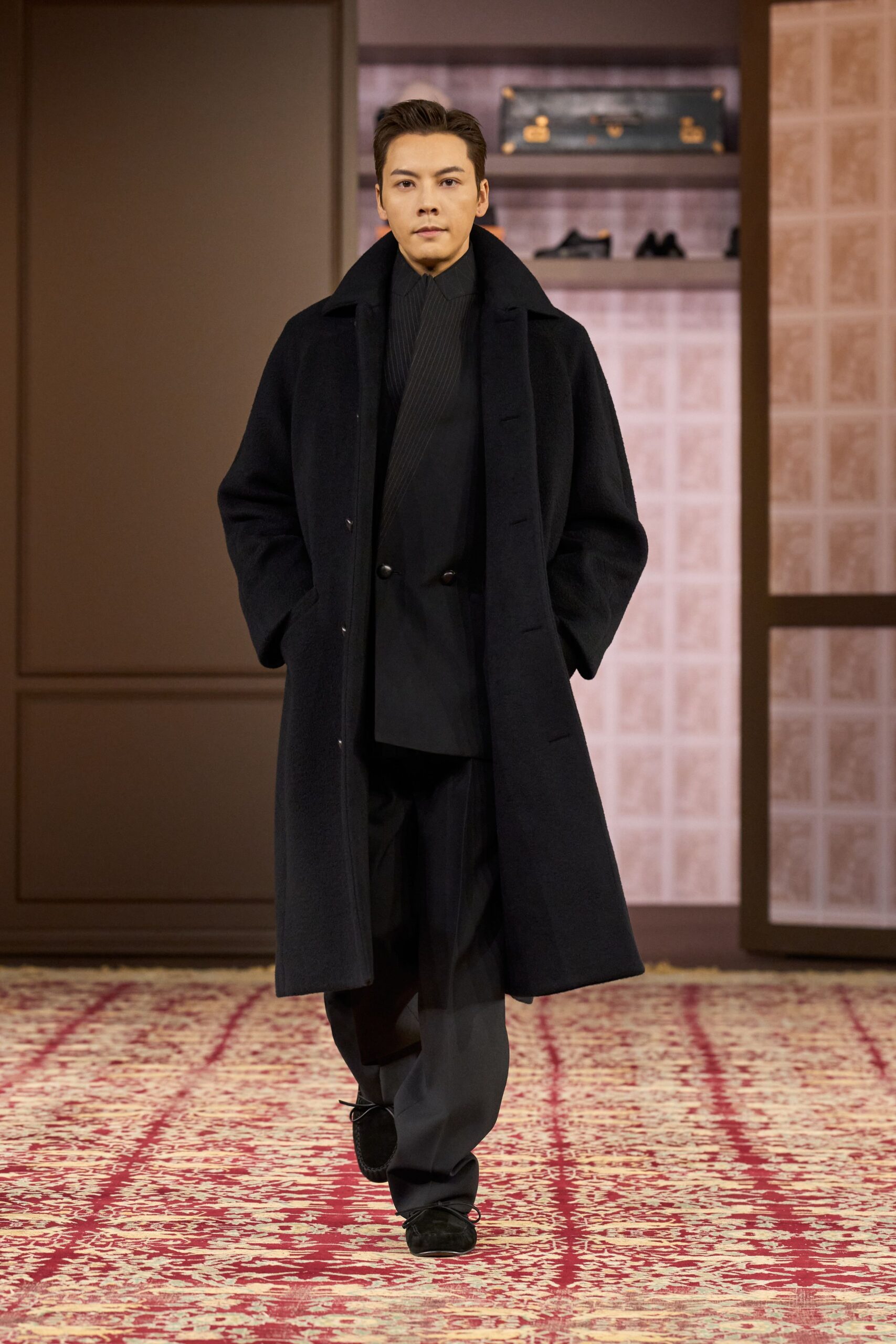 black wool long-sleeve collared tailored buttoned pleated suit