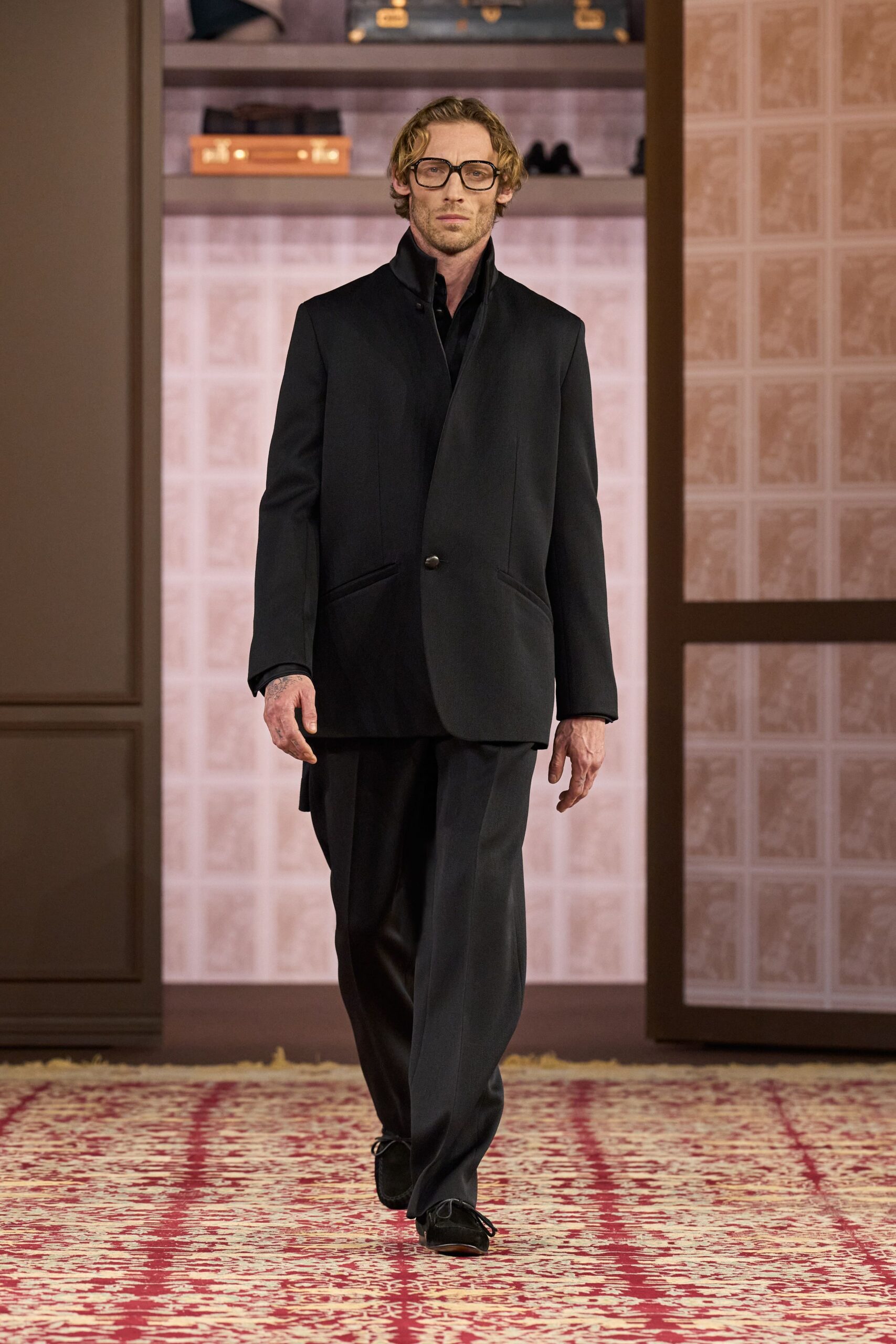 black unknown long-sleeve high-neck tailored buttoned pockets blazer