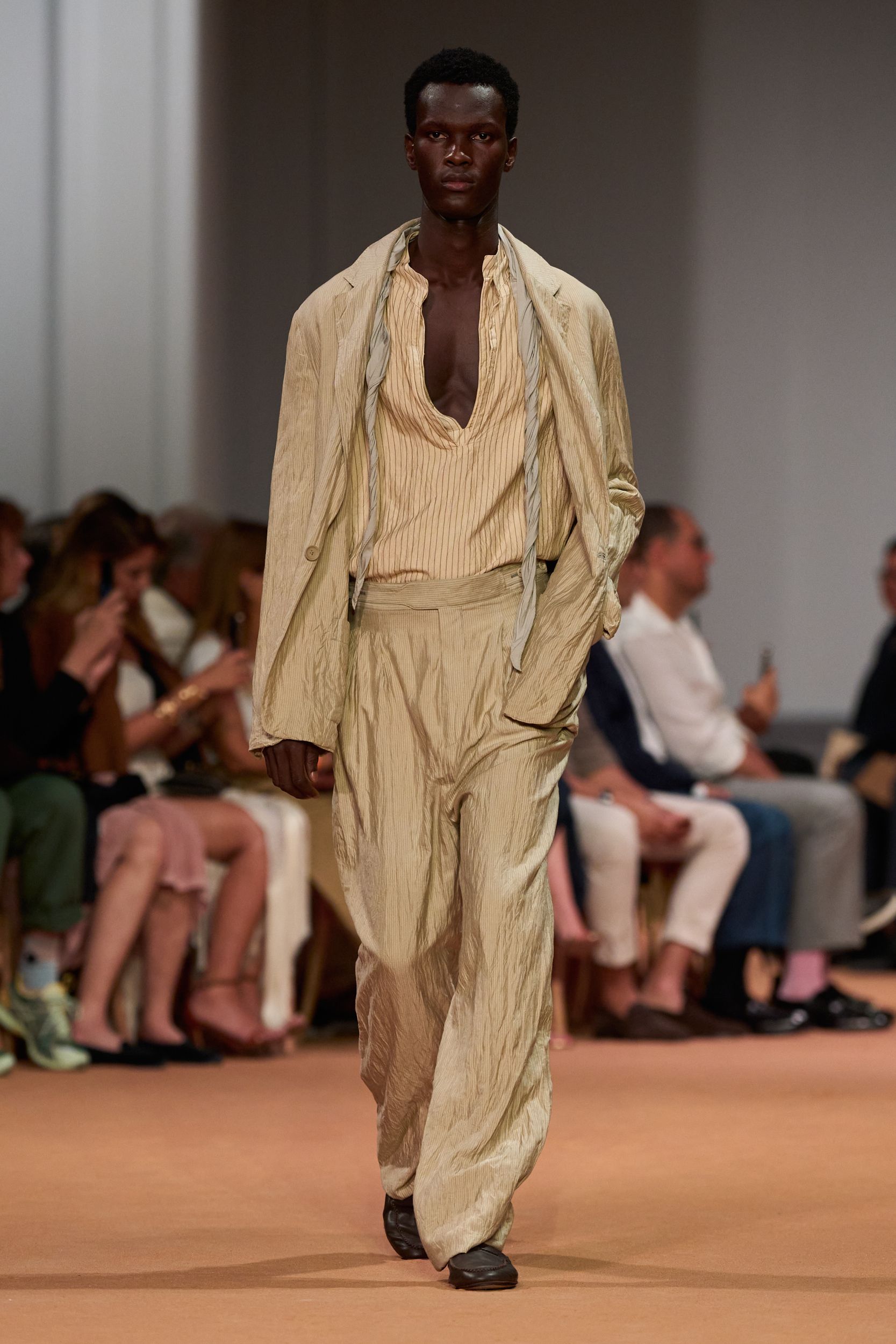 beige cotton long-sleeve collared relaxed pleated jacket