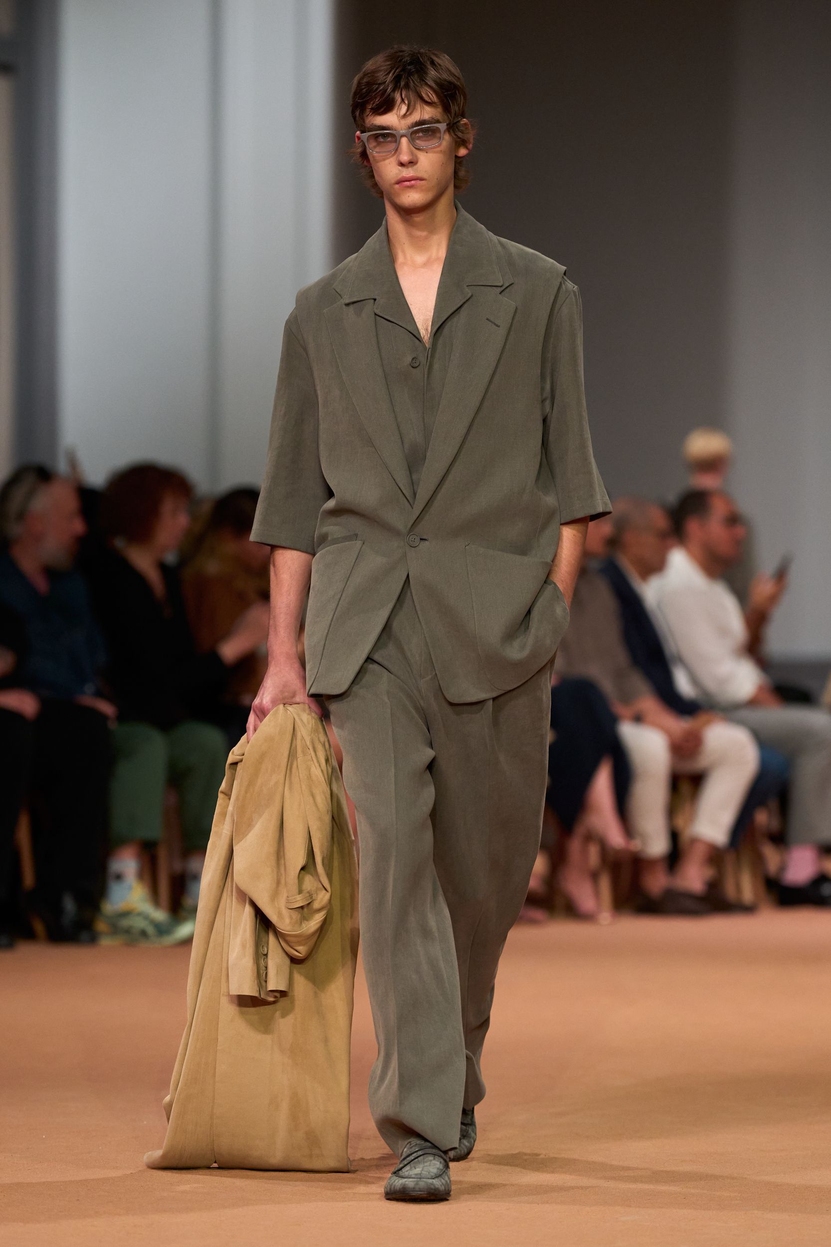 green cotton short-sleeve collared tailored buttoned suit
