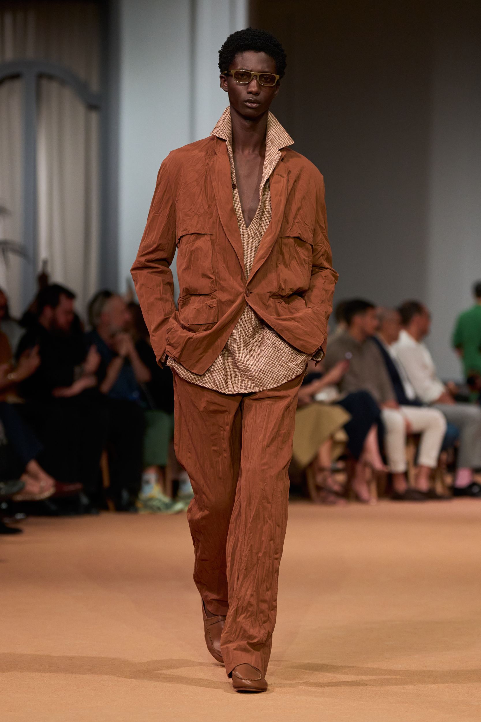 brown cotton long-sleeve collared relaxed pleated suit
