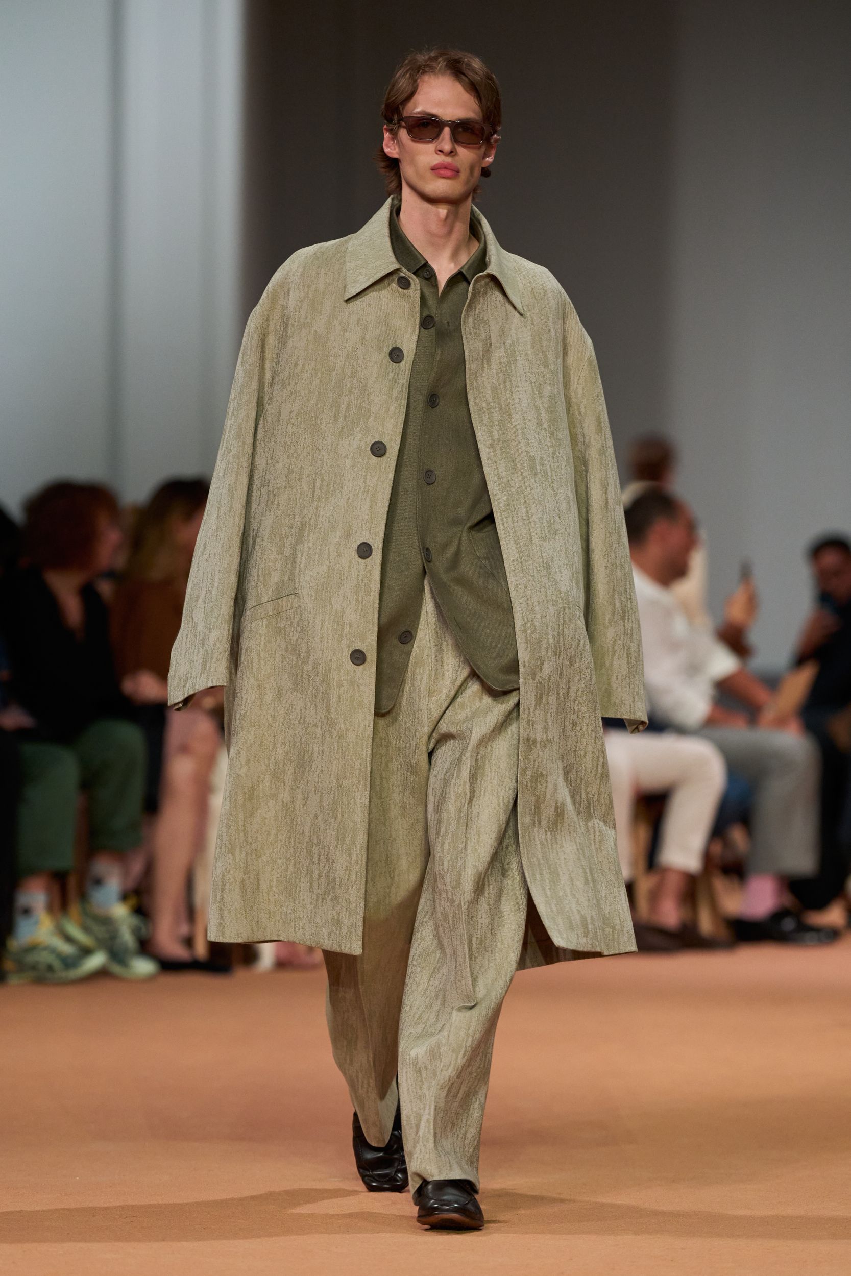 green cotton long-sleeve collared relaxed buttoned coat