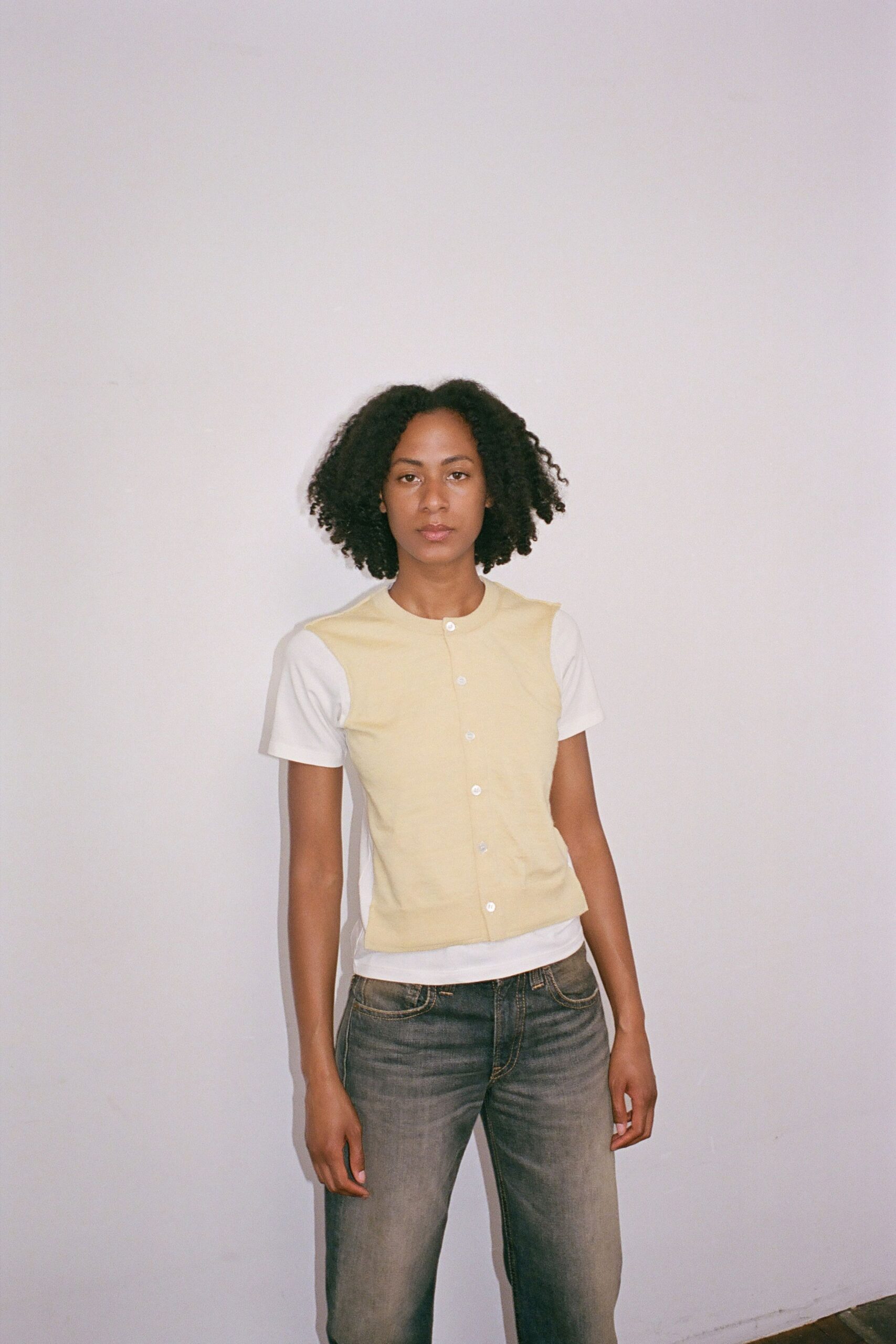 yellow cotton short-sleeve collared fitted buttoned cropped top