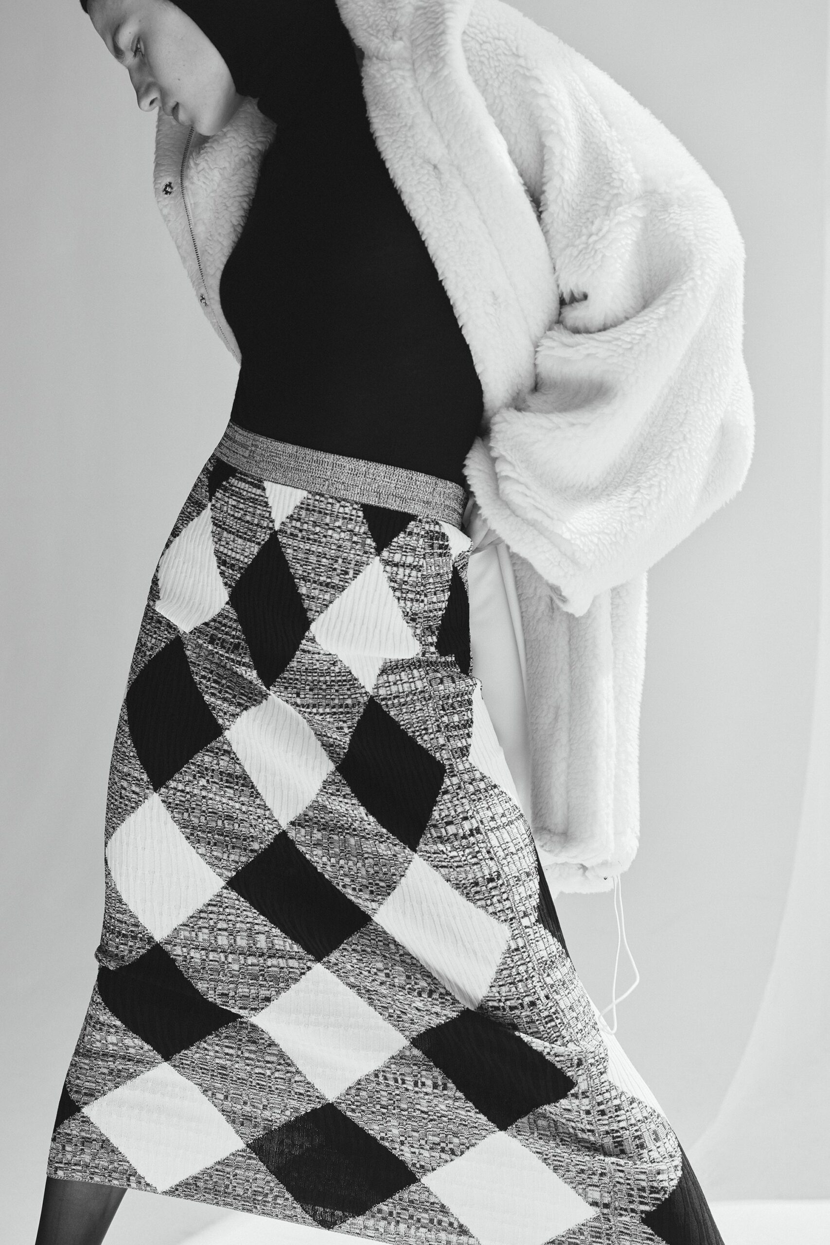 white faux-fur long-sleeve collared oversized coat