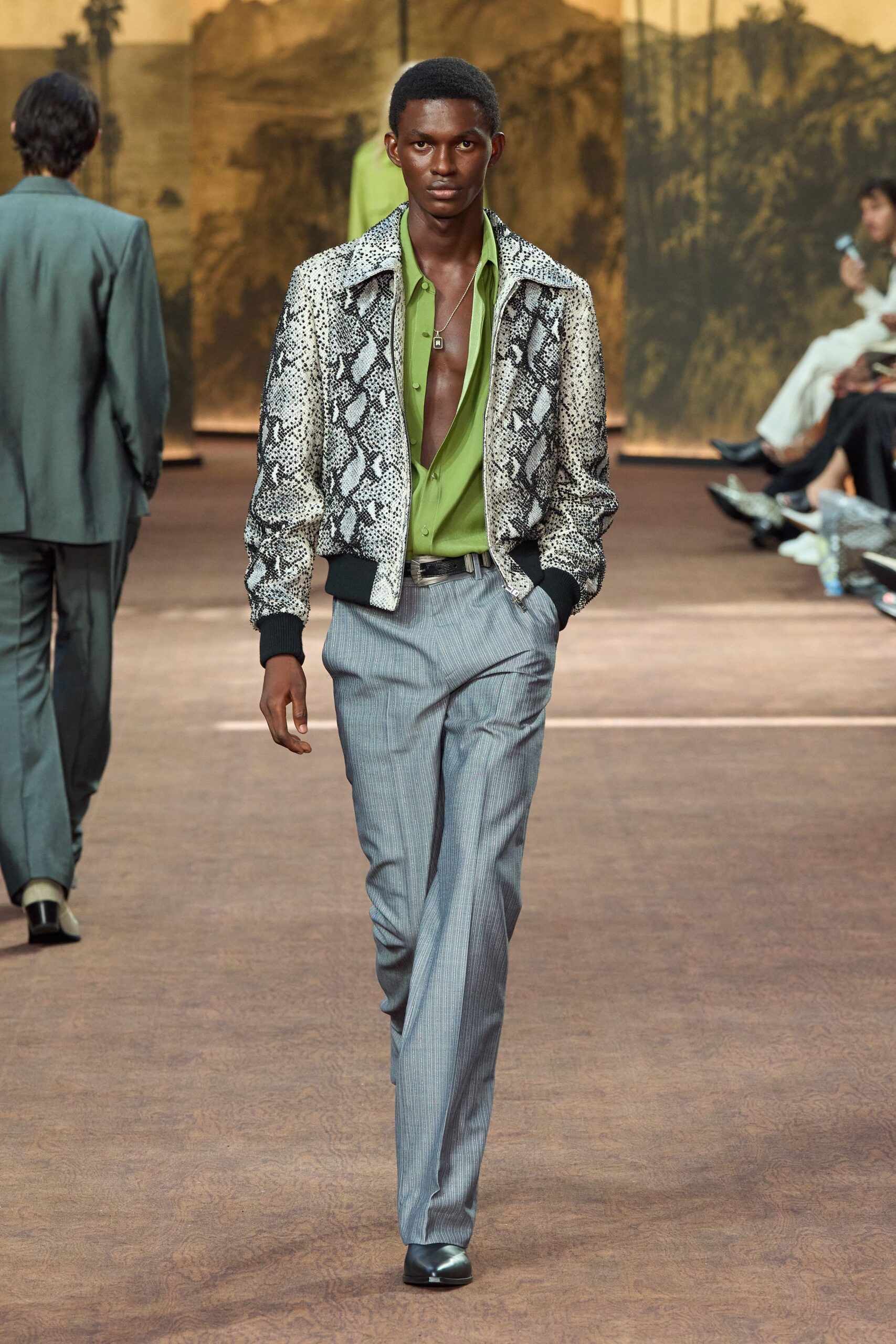 black silk long-sleeve collared fitted printed jacket