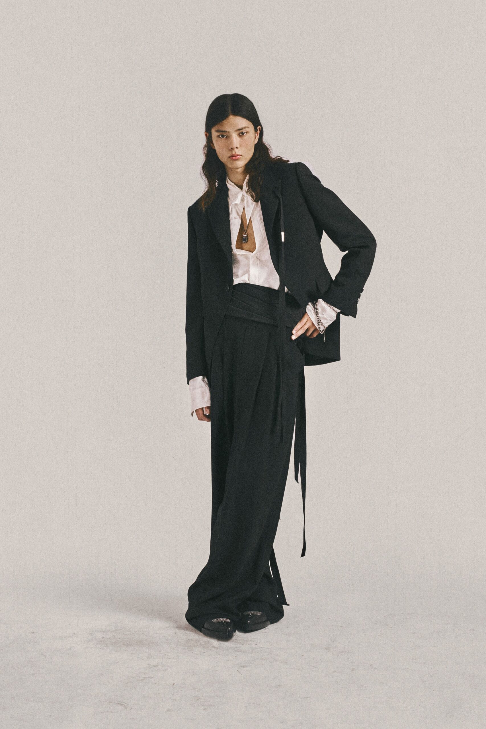 black long-sleeve collared tailored blazer