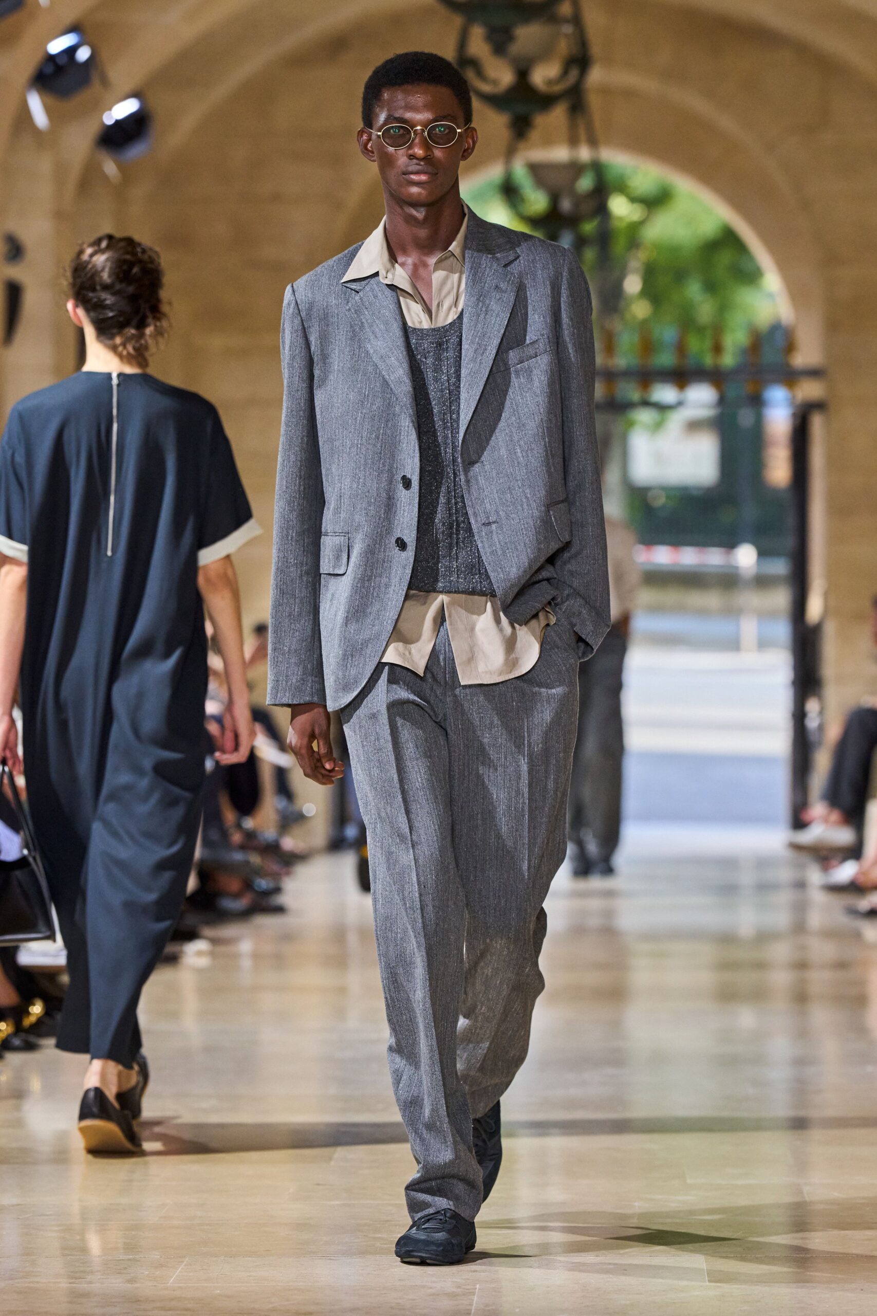 gray cotton long-sleeve collared tailored buttoned suit