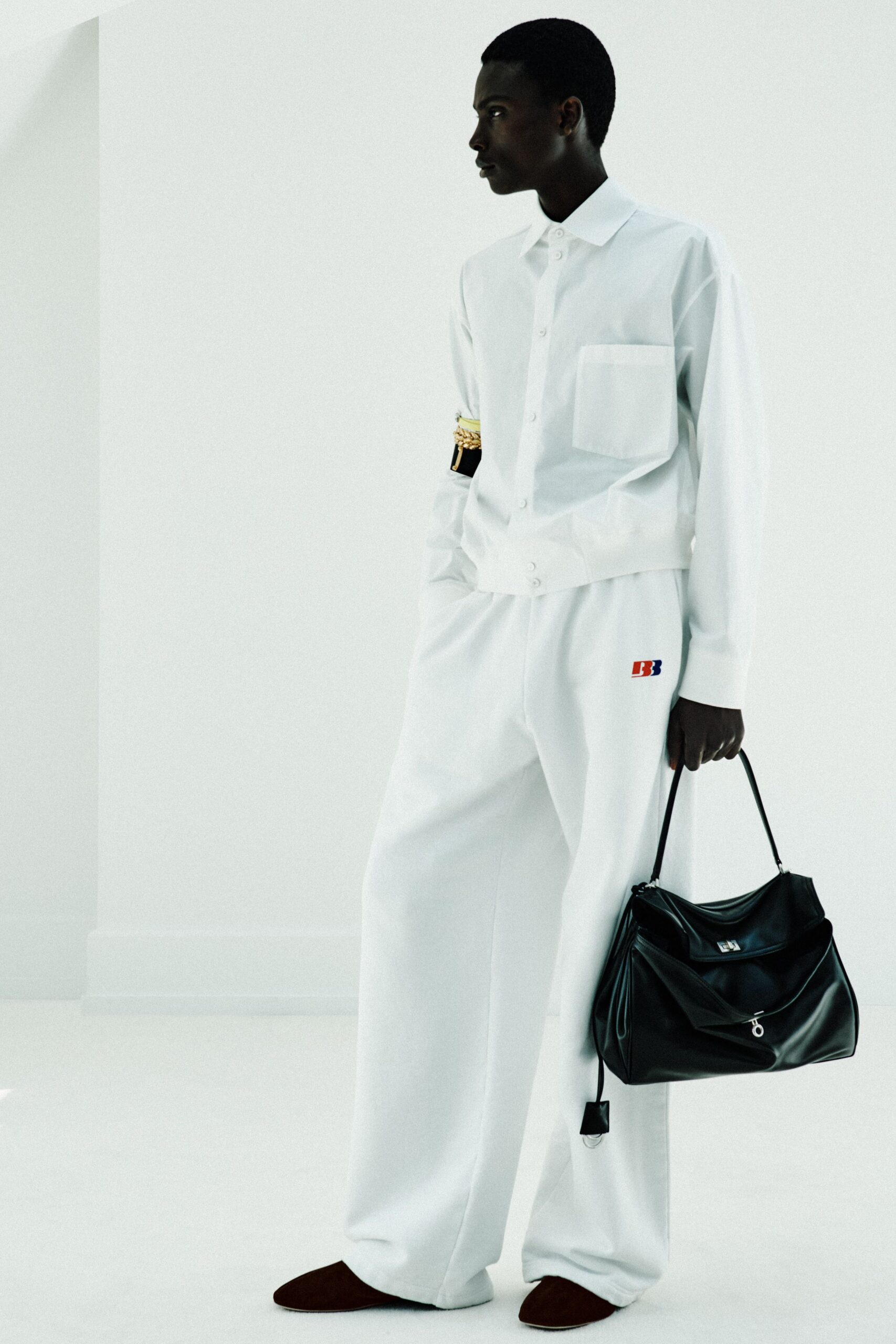 white cotton long-sleeve collared relaxed buttoned pockets shirt