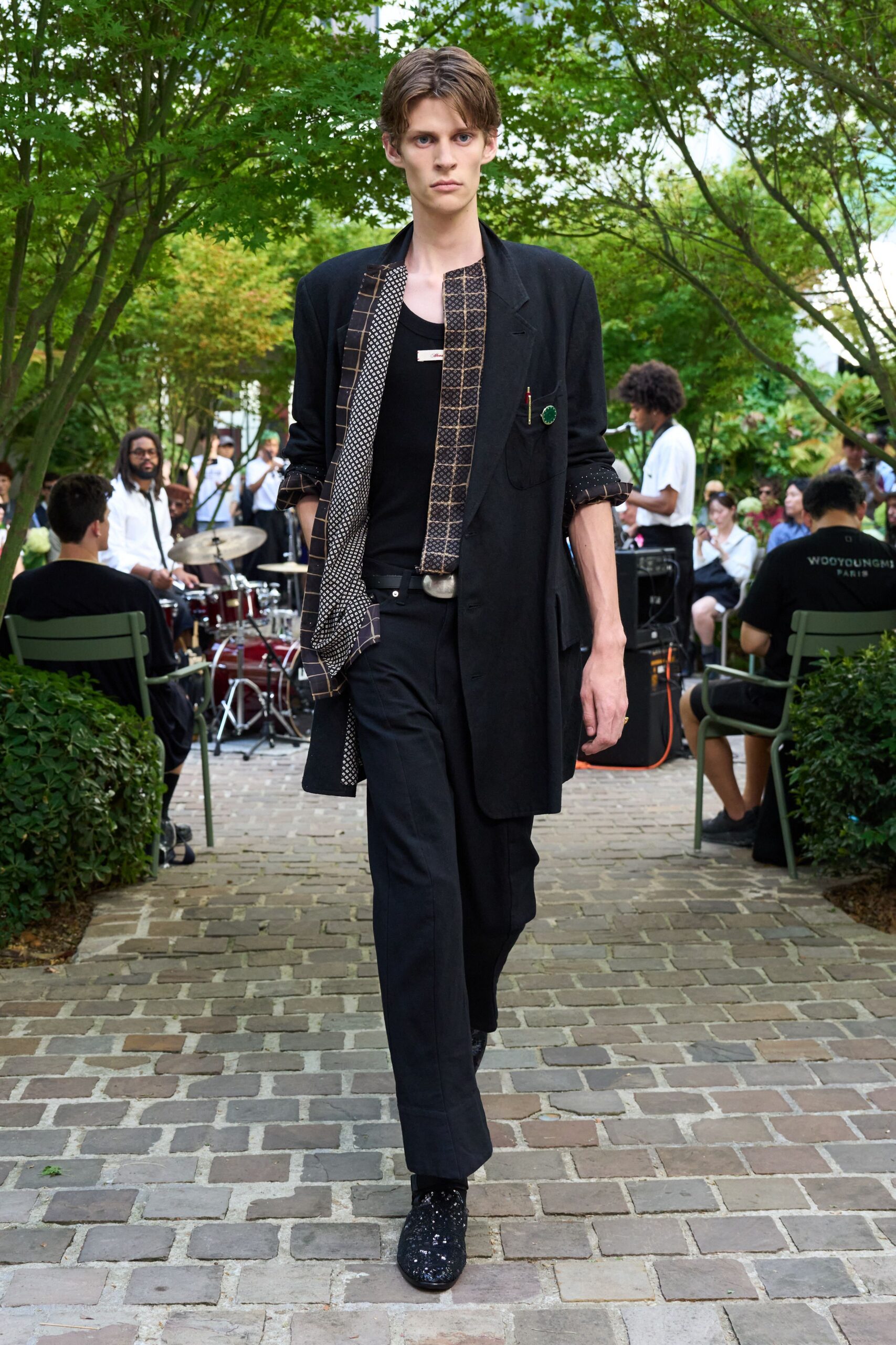 black cotton long-sleeve collared tailored buttoned blazer