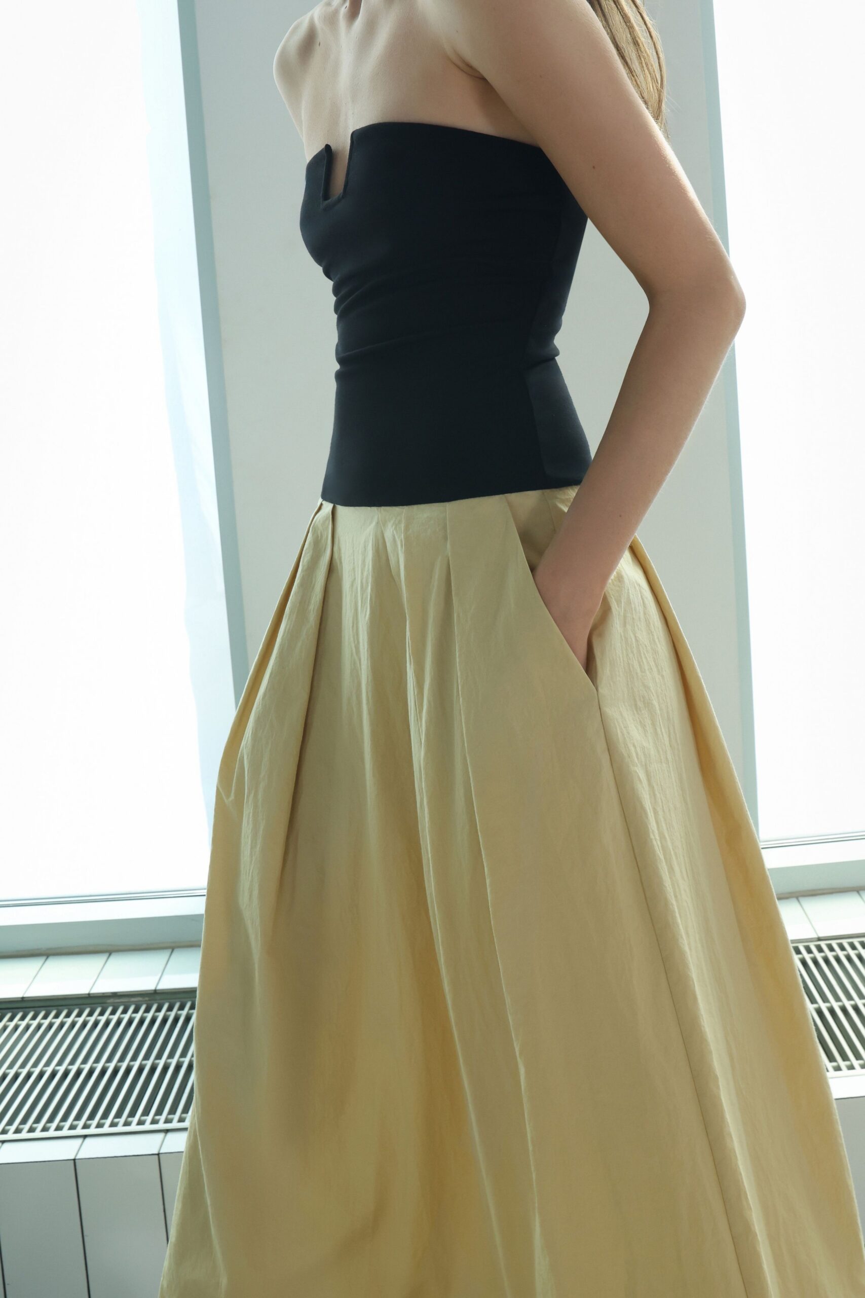 black cotton strapless square-neck fitted structured top