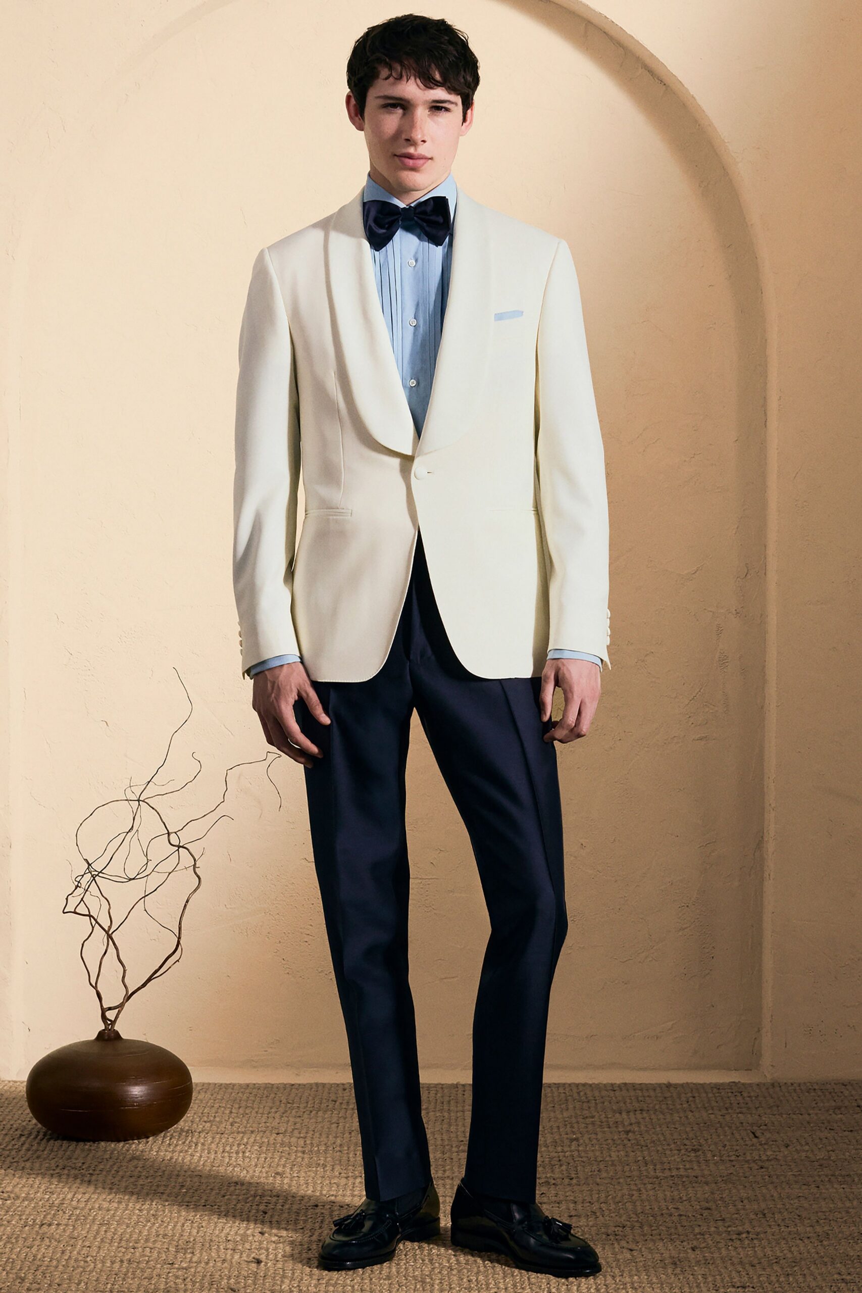 white long-sleeve collared tailored buttoned blazer