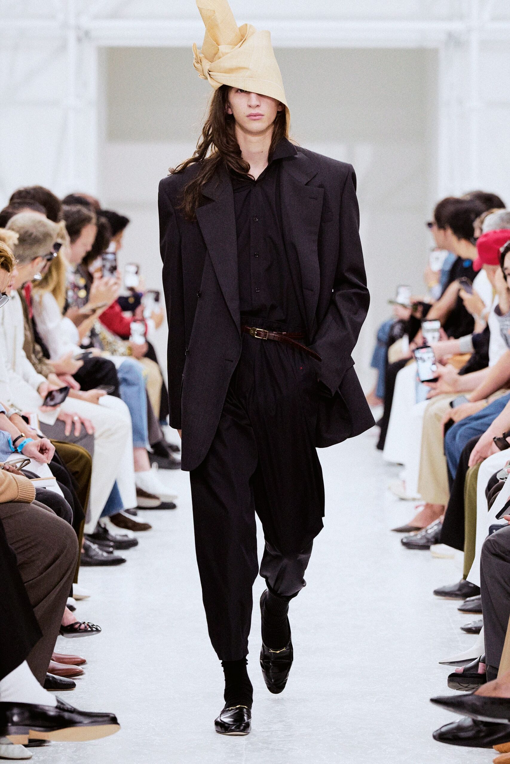 black wool long-sleeve collared tailored buttoned suit