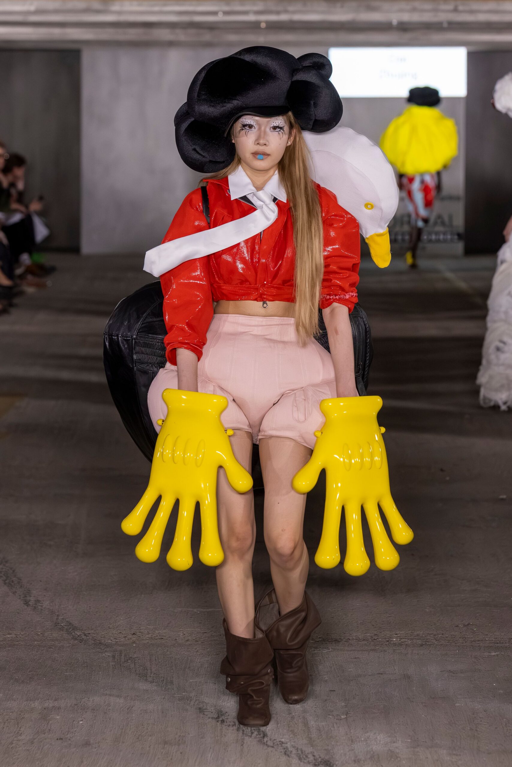 yellow vinyl fitted gloves