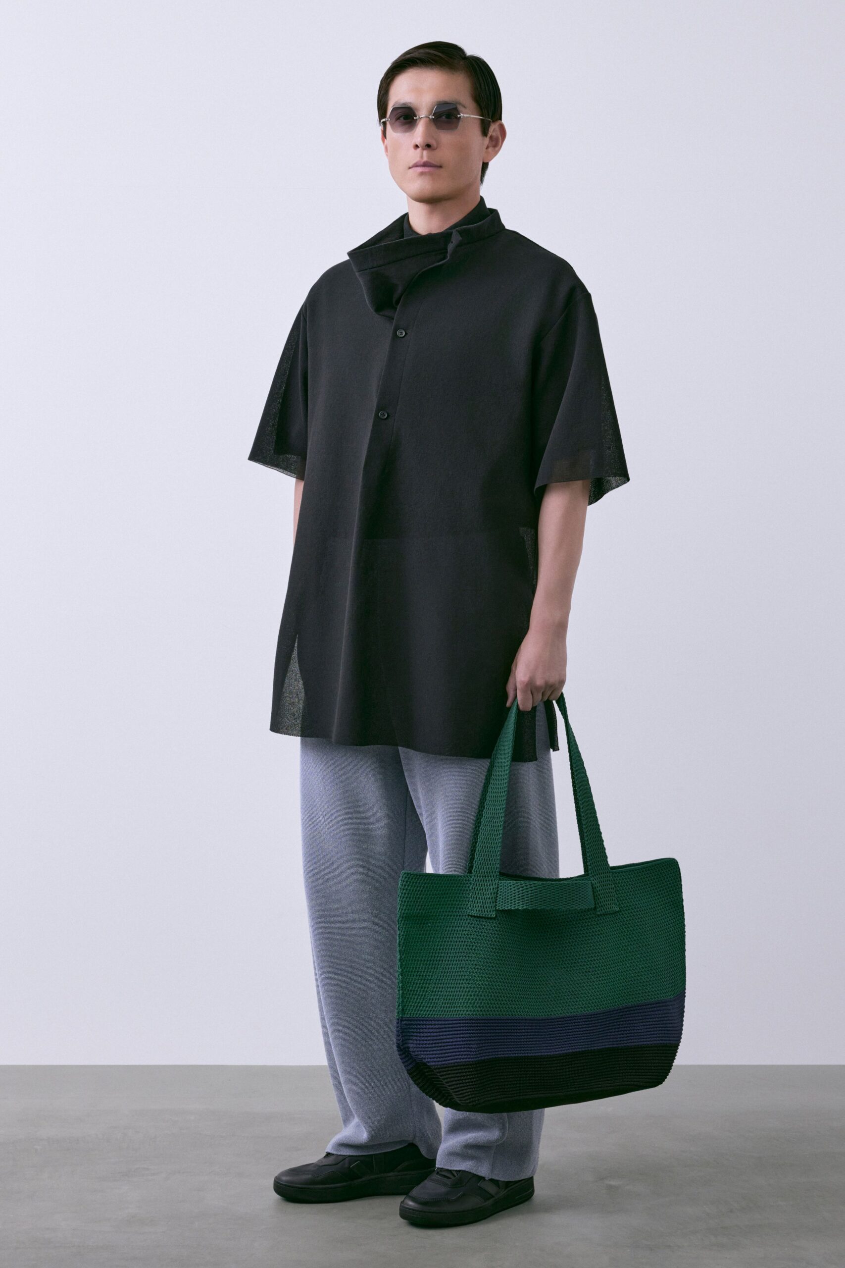 black cotton short-sleeve collared relaxed shirt