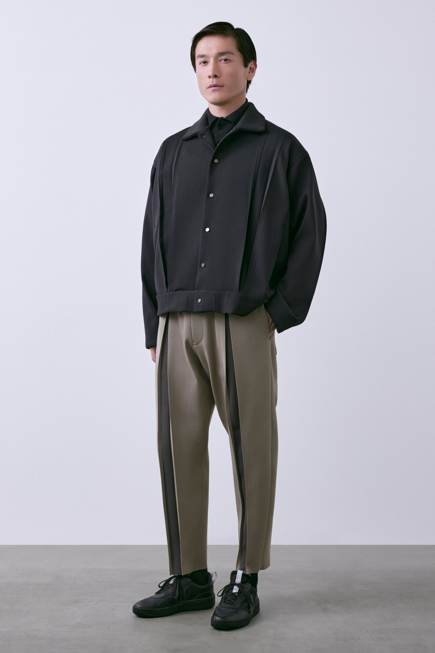 black cotton long-sleeve collared relaxed buttoned jacket