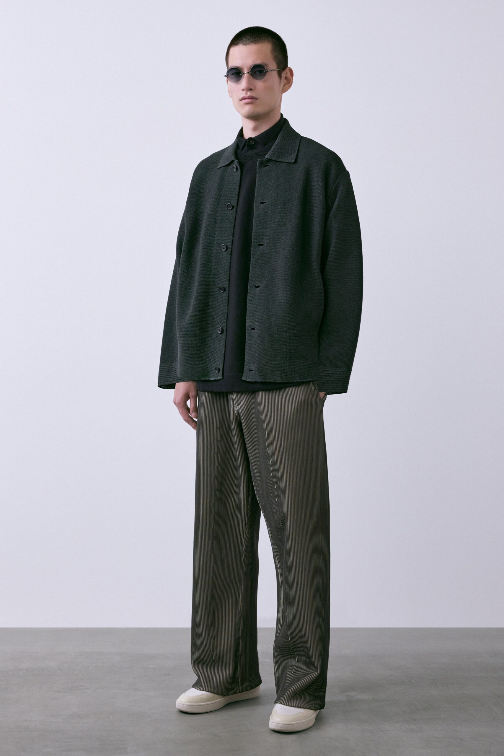 black cotton short-sleeve collared fitted shirt