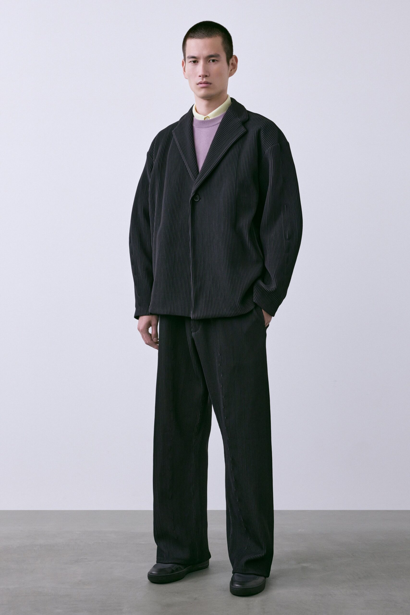 black cotton long-sleeve collared oversized buttoned pleated blazer