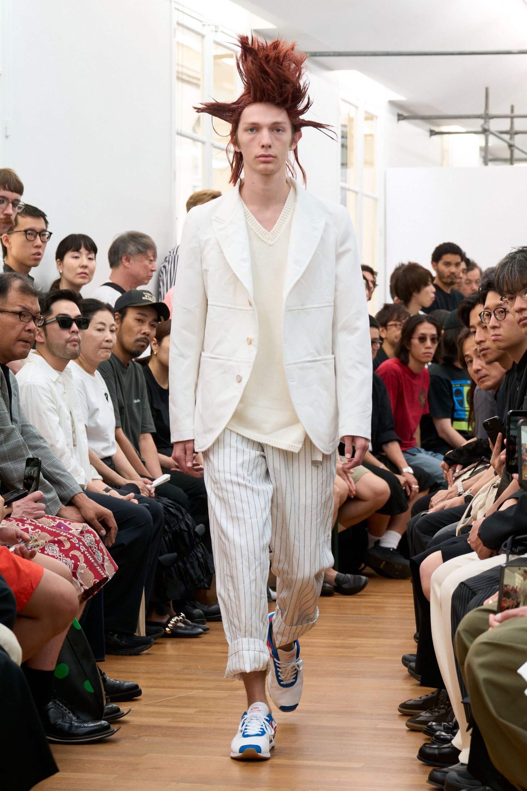 white long-sleeve collared tailored buttoned blazer