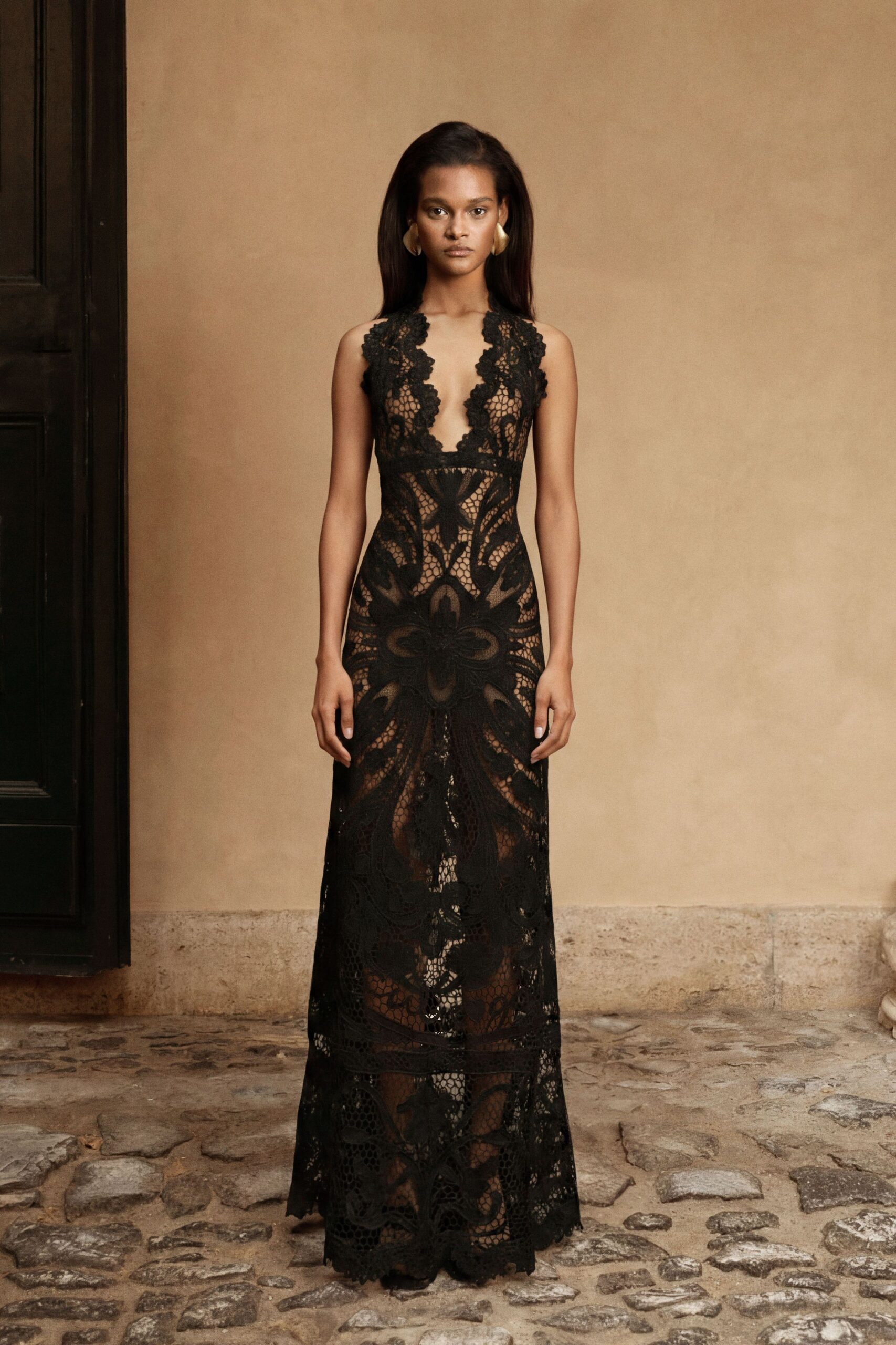 black lace sleeveless gown