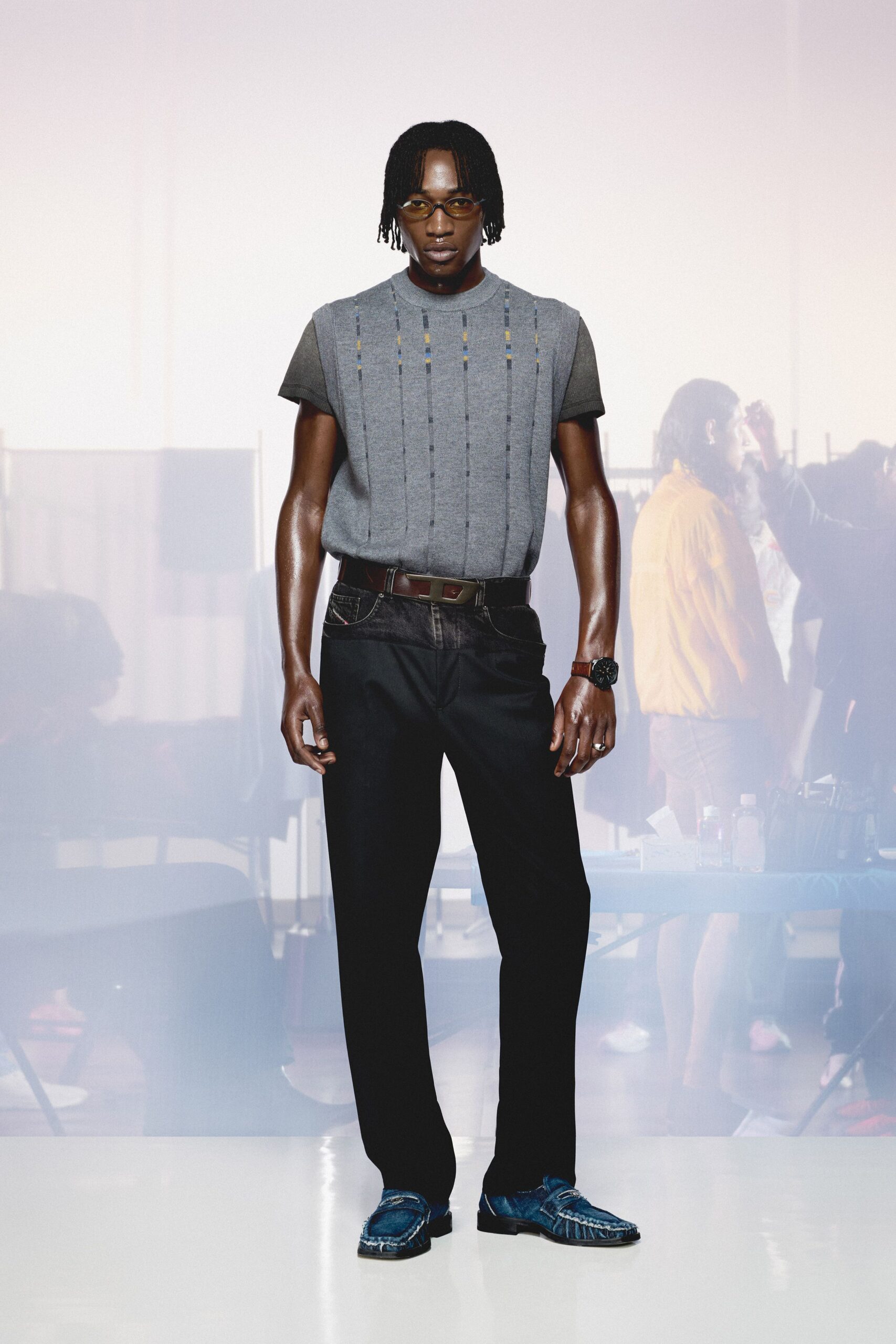 gray cotton short-sleeve collared fitted pleated shirt
