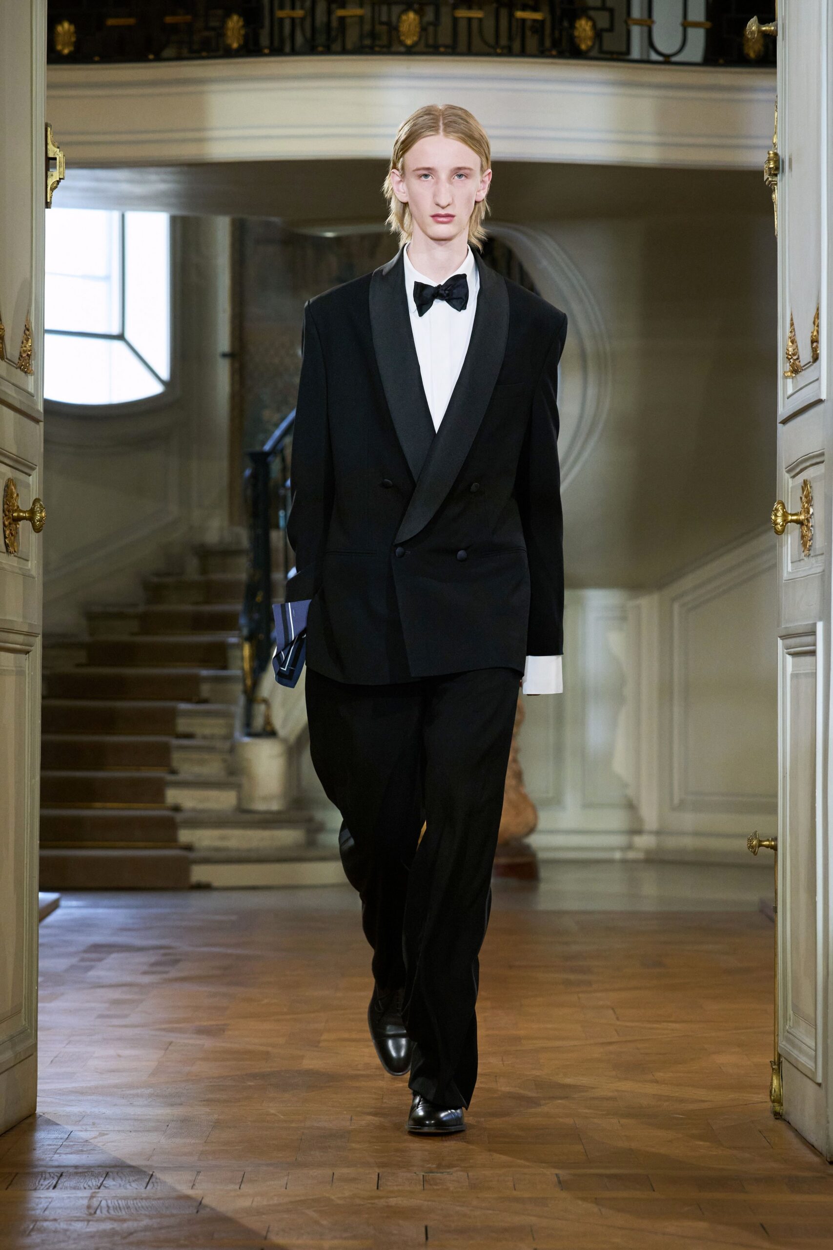 black wool long-sleeve collared tailored suit