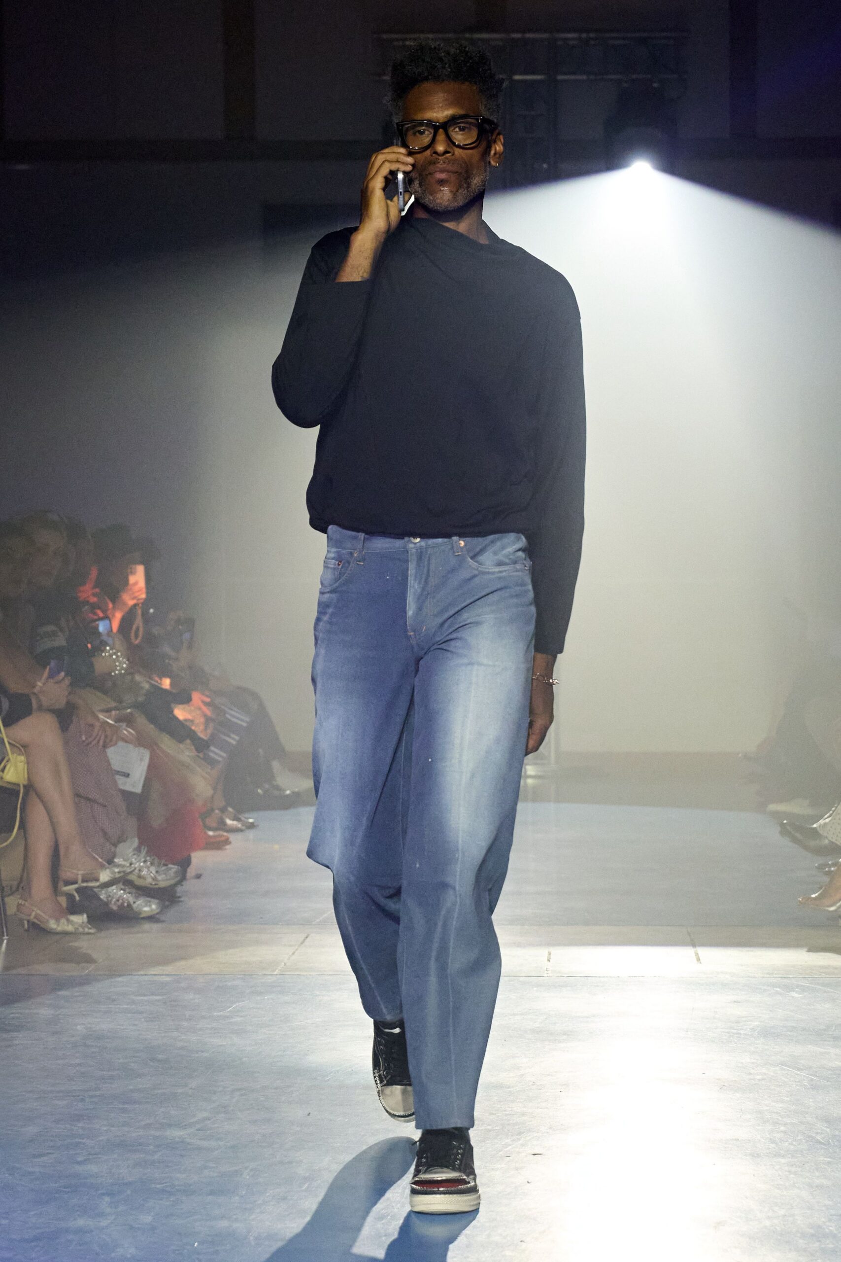 black relaxed sweater with blue jeans