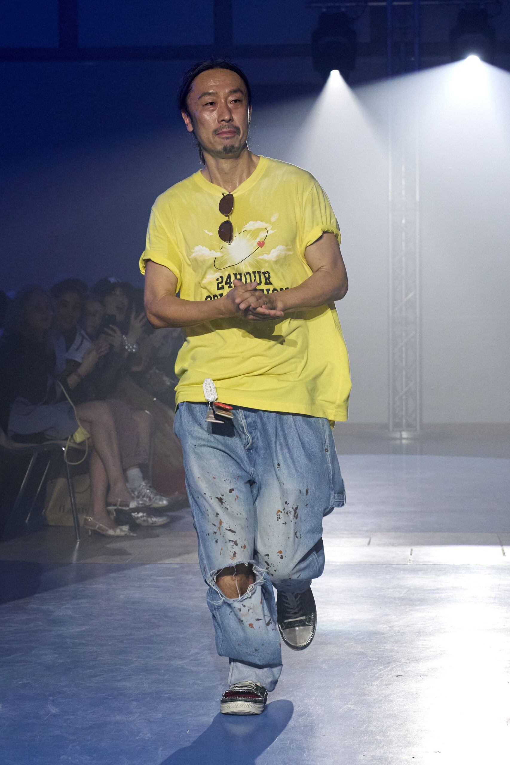 yellow t-shirt with distressed jeans