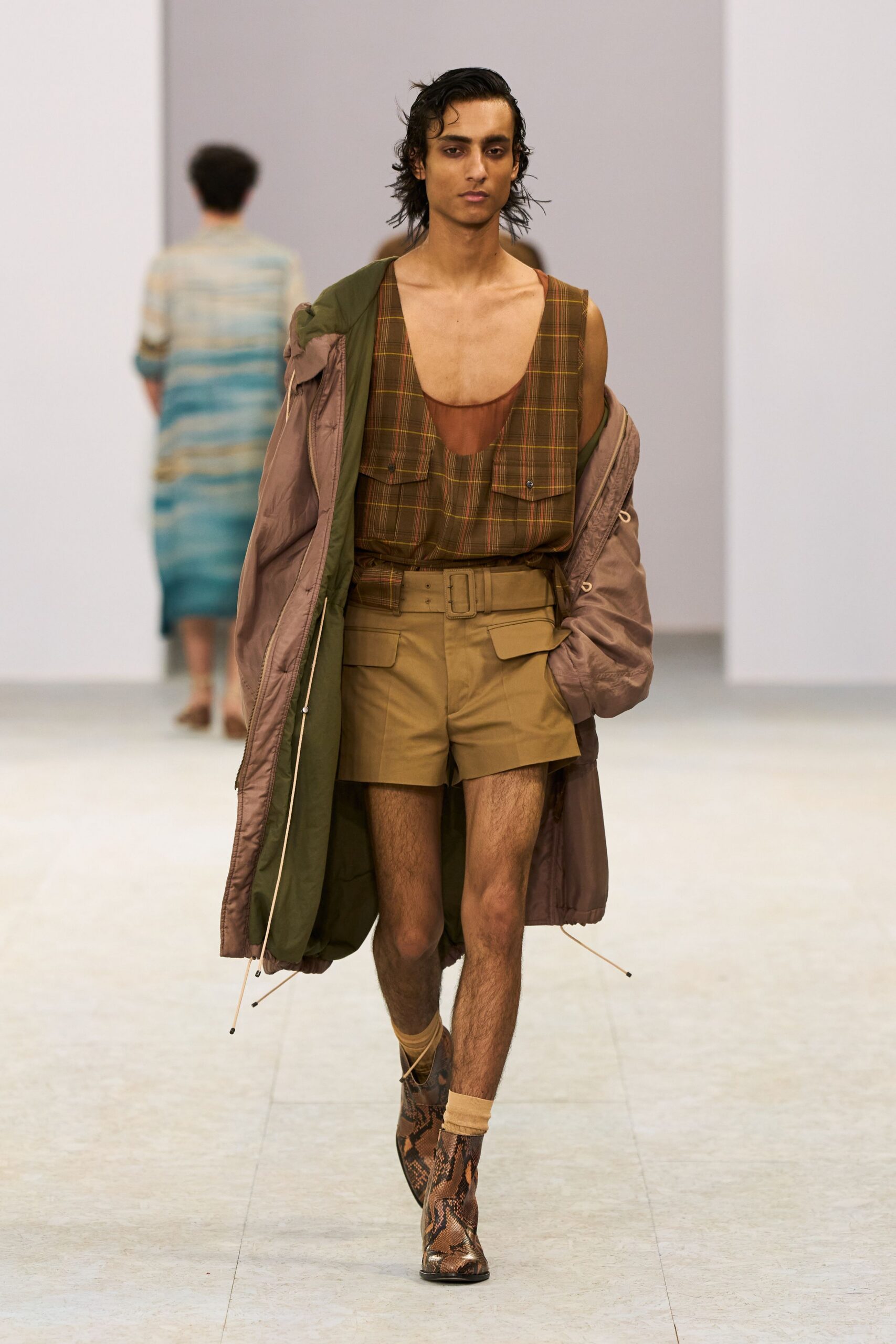 brown cotton sleeveless v-neck fitted checked top