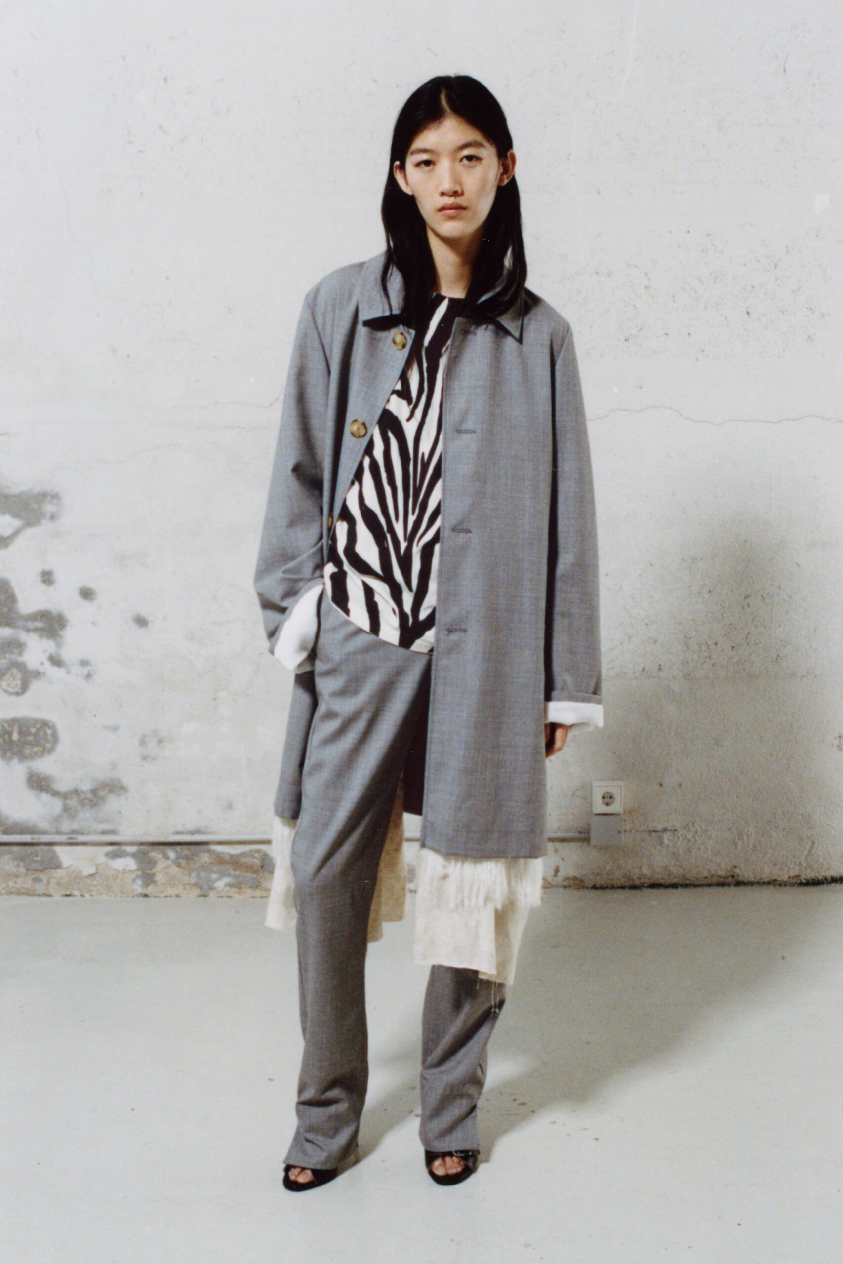 gray cotton long-sleeve collared relaxed buttoned coat