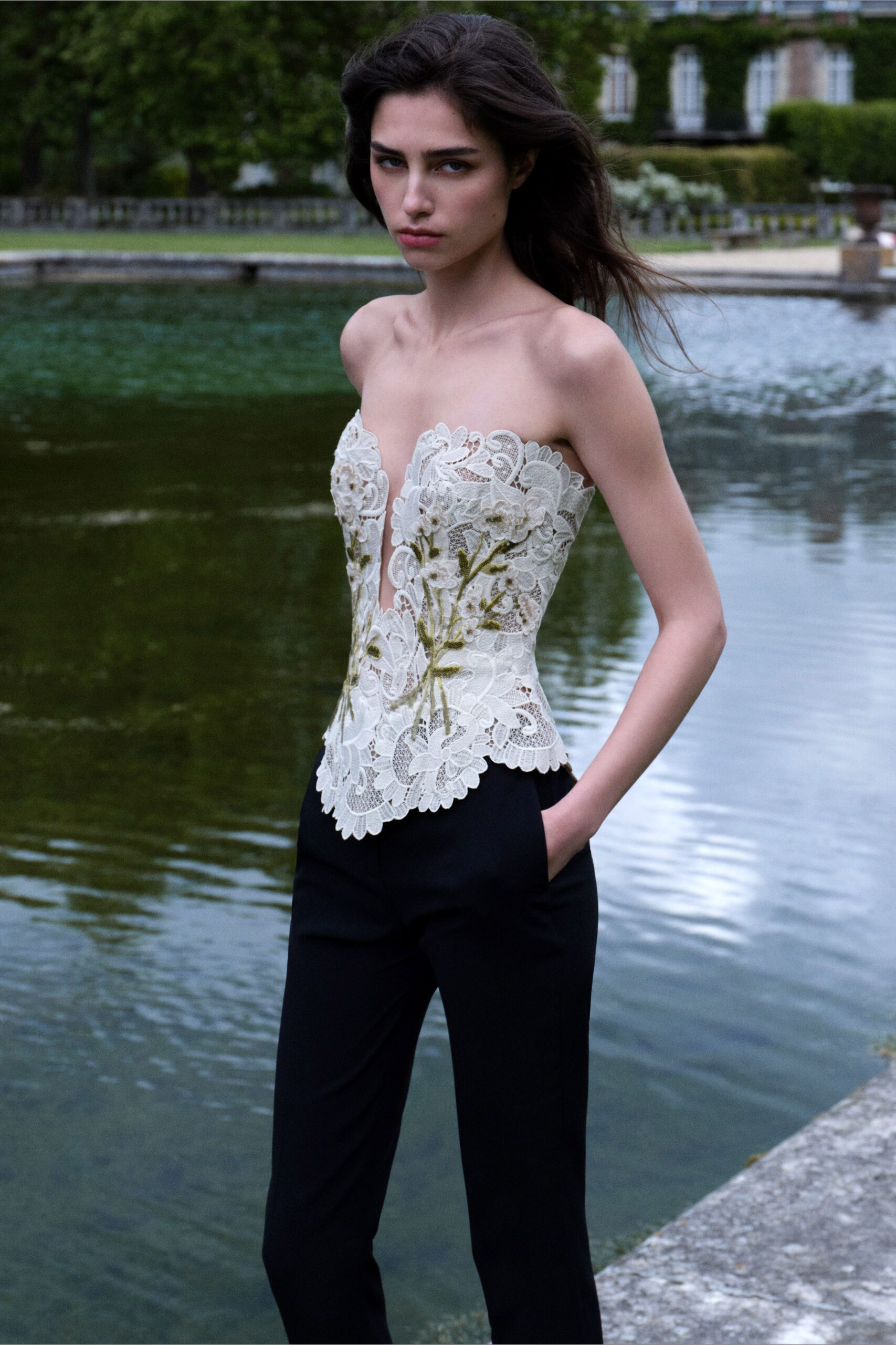 white lace strapless v-neck fitted embroidered corset