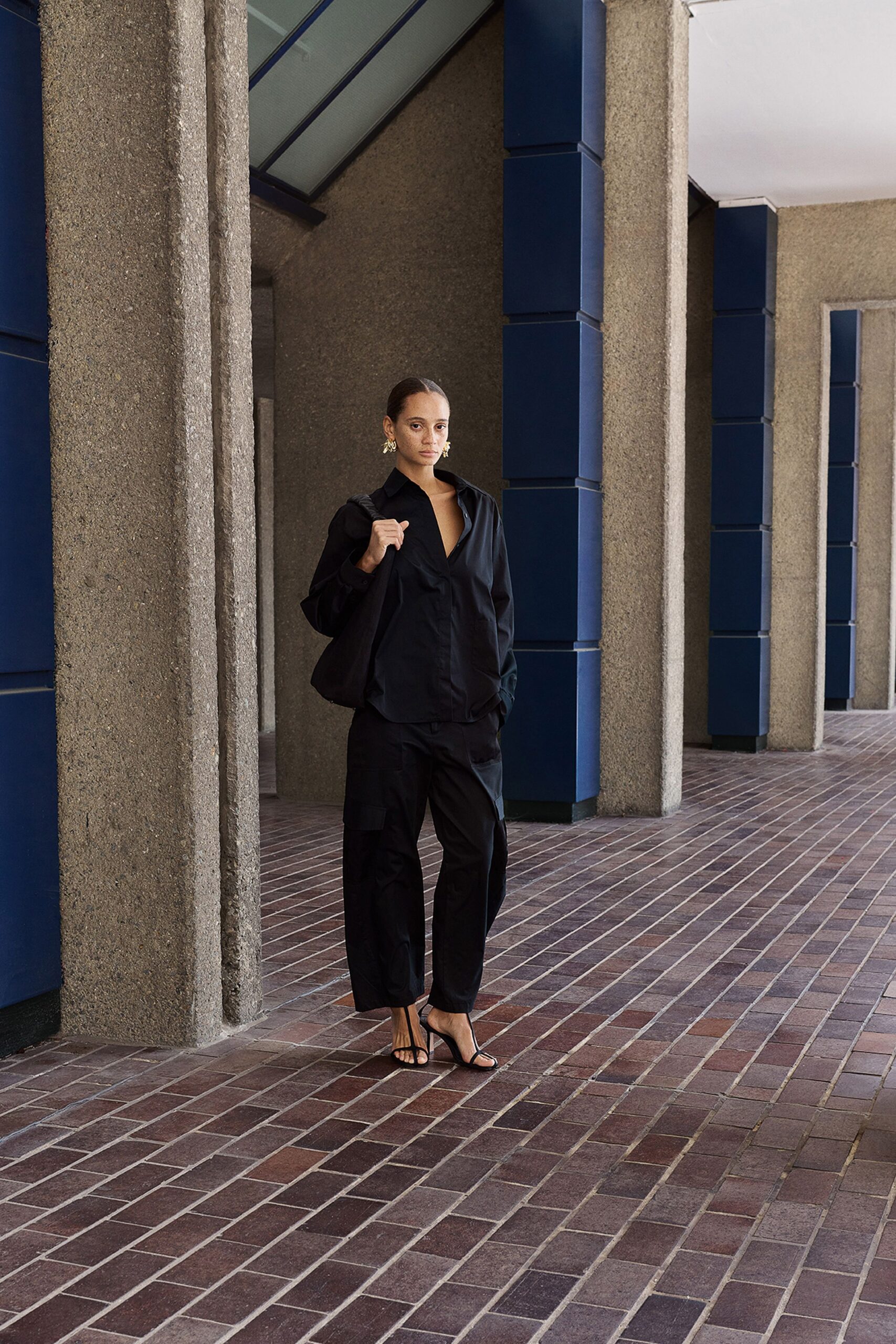 black cotton long-sleeve collared relaxed buttoned shirt