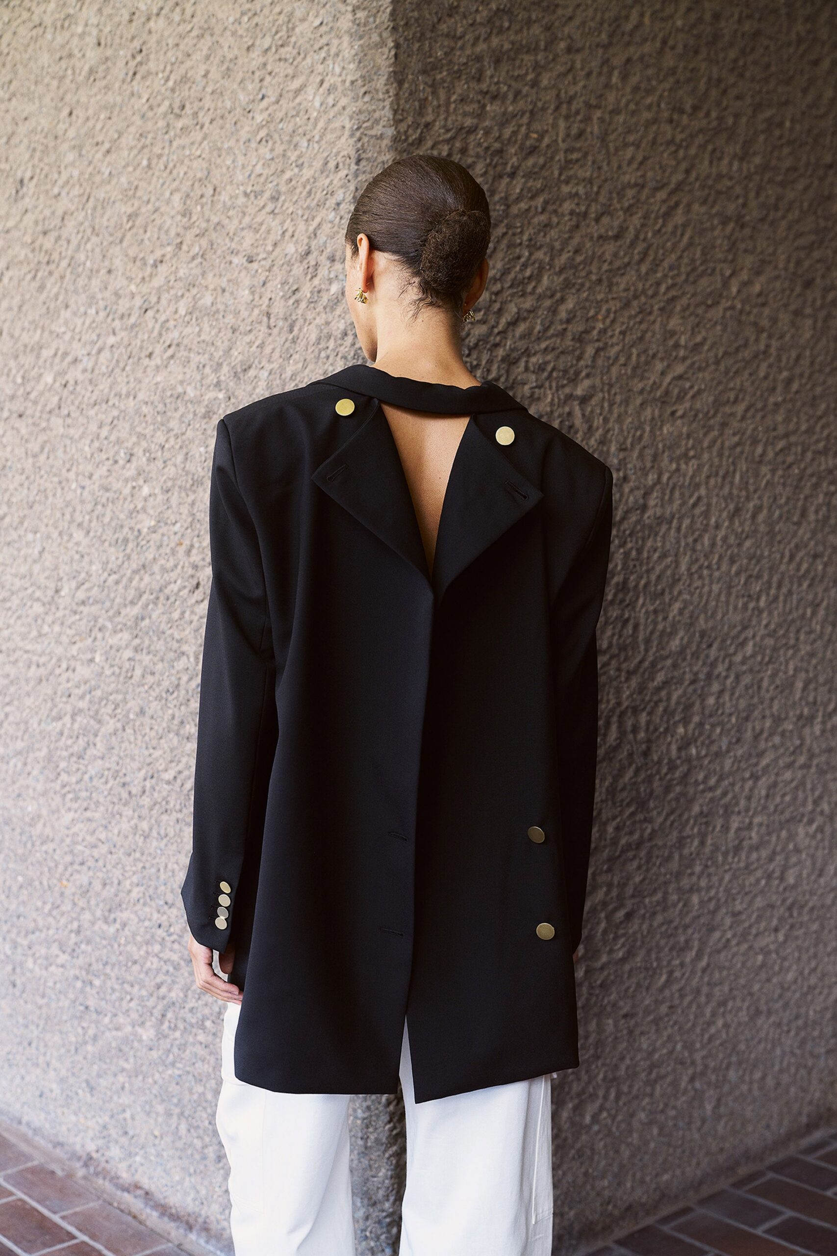 black long-sleeve collared relaxed buttoned blazer