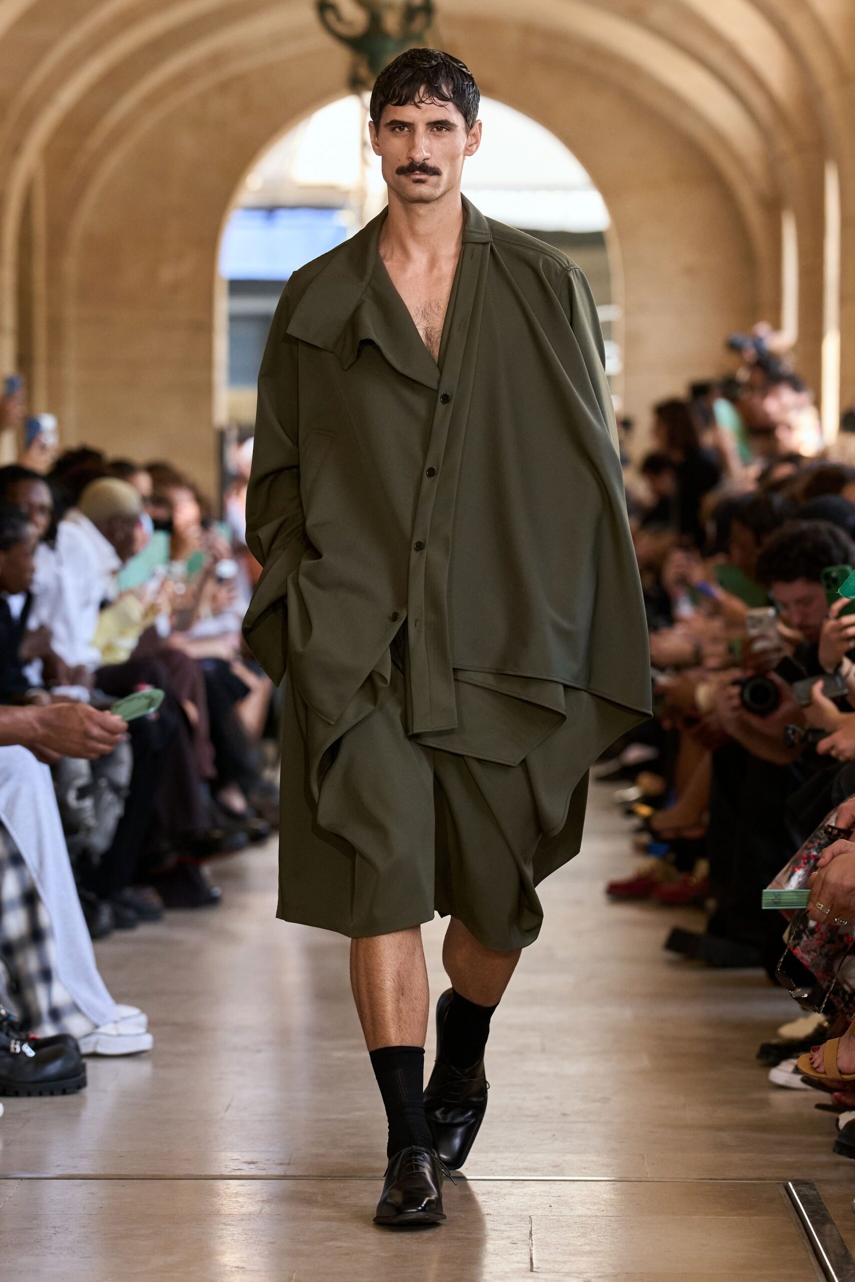 green cotton long-sleeve collared relaxed buttoned shirt