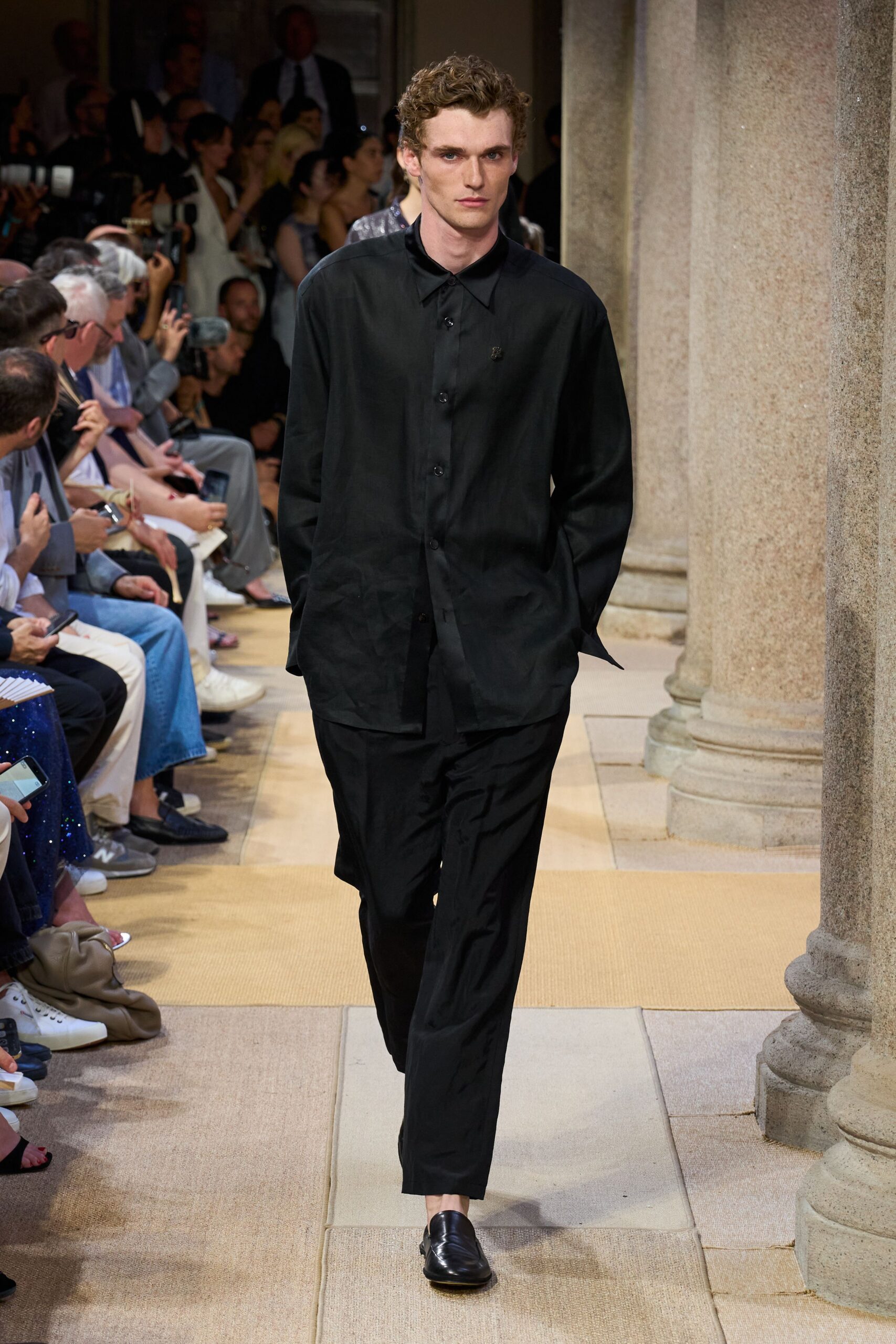 black cotton long-sleeve collared relaxed shirt