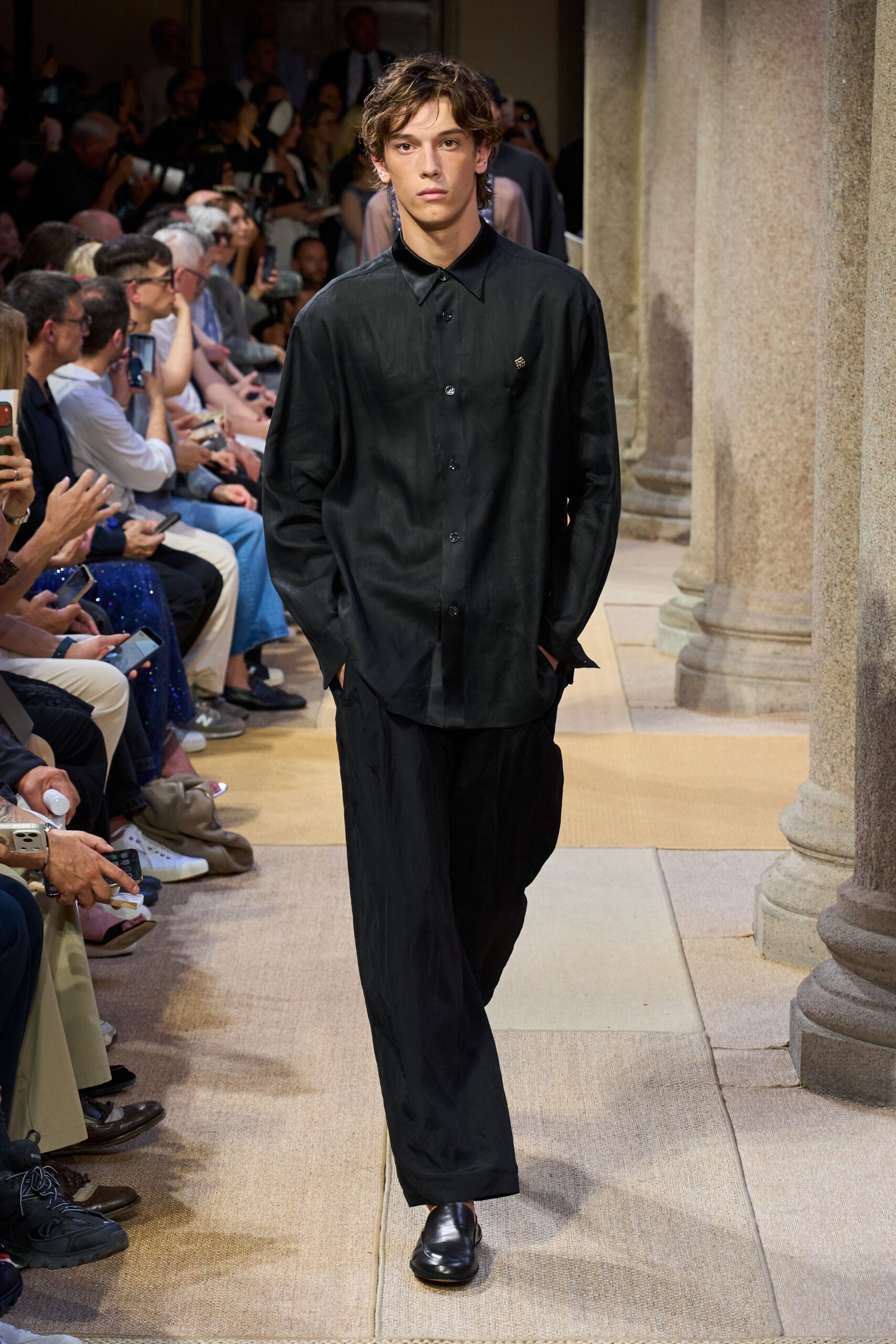 black cotton long-sleeve collared relaxed shirt