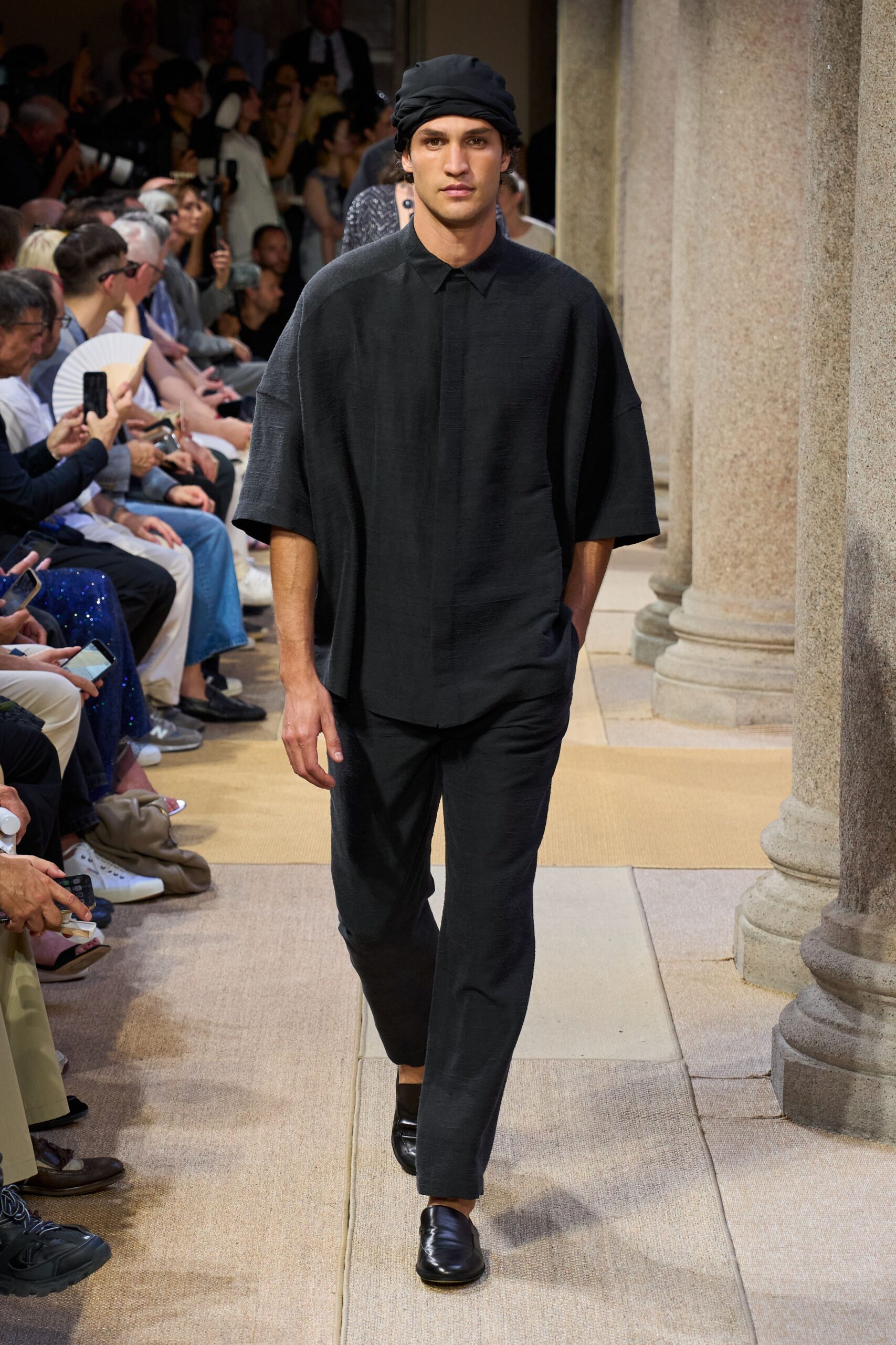 black cotton short-sleeve collared relaxed shirt