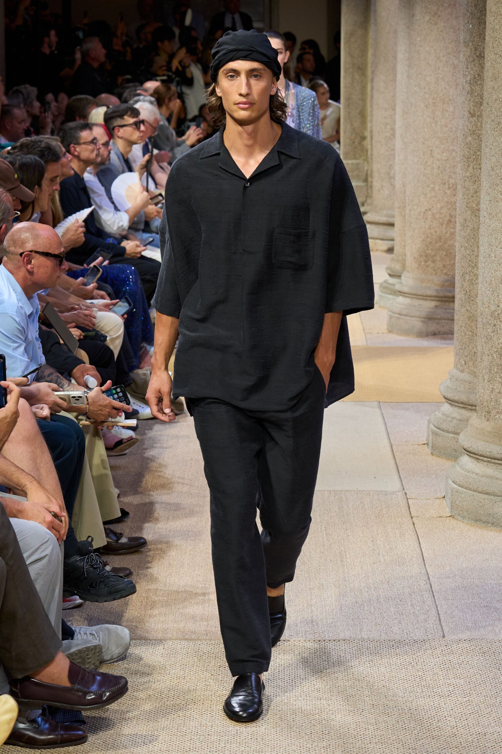 black cotton short-sleeve collared relaxed shirt