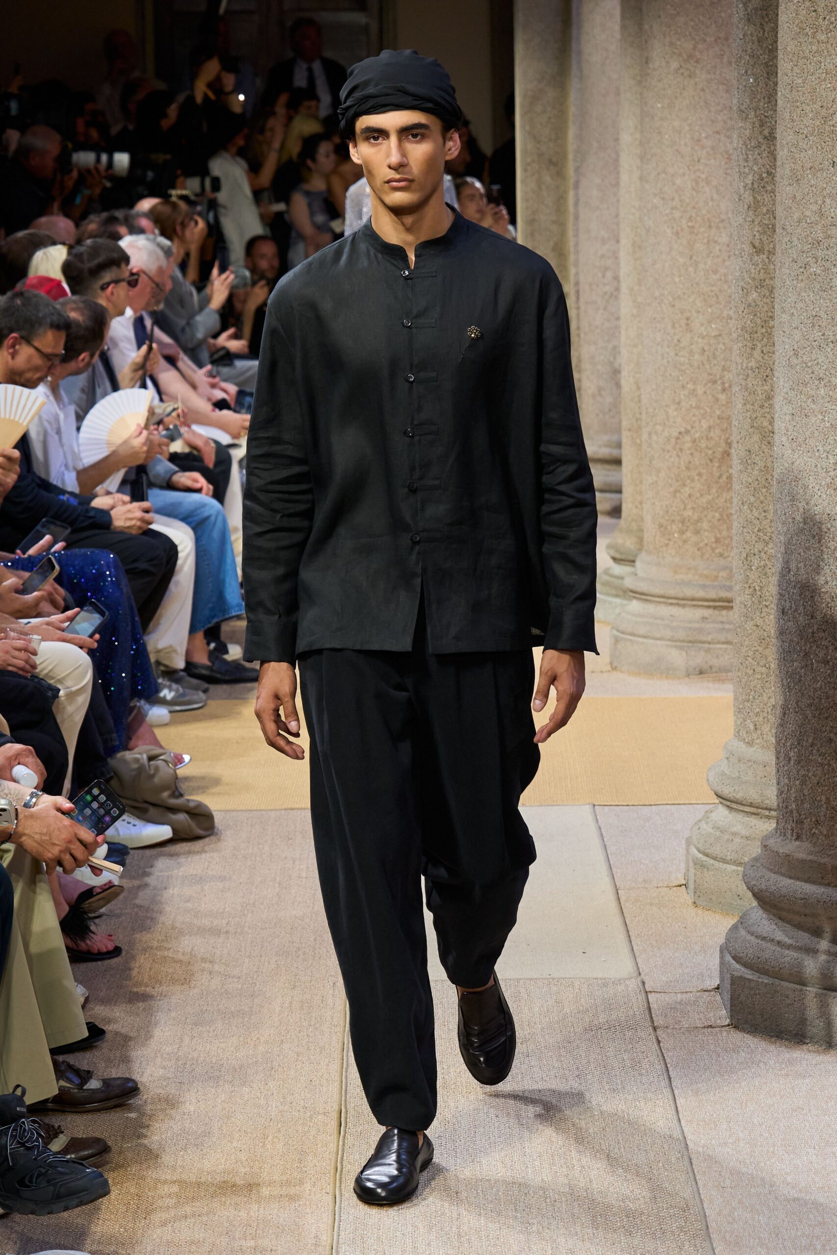 black cotton long-sleeve collared relaxed shirt