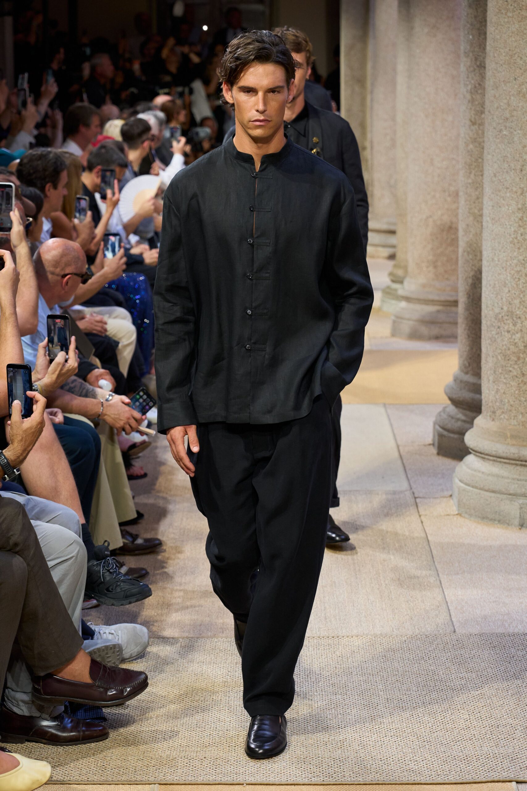 black cotton long-sleeve collared relaxed shirt