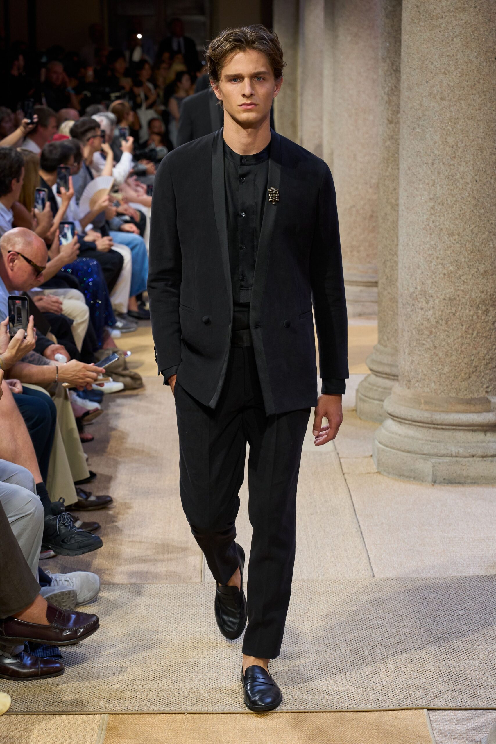 black cotton long-sleeve collared fitted shirt