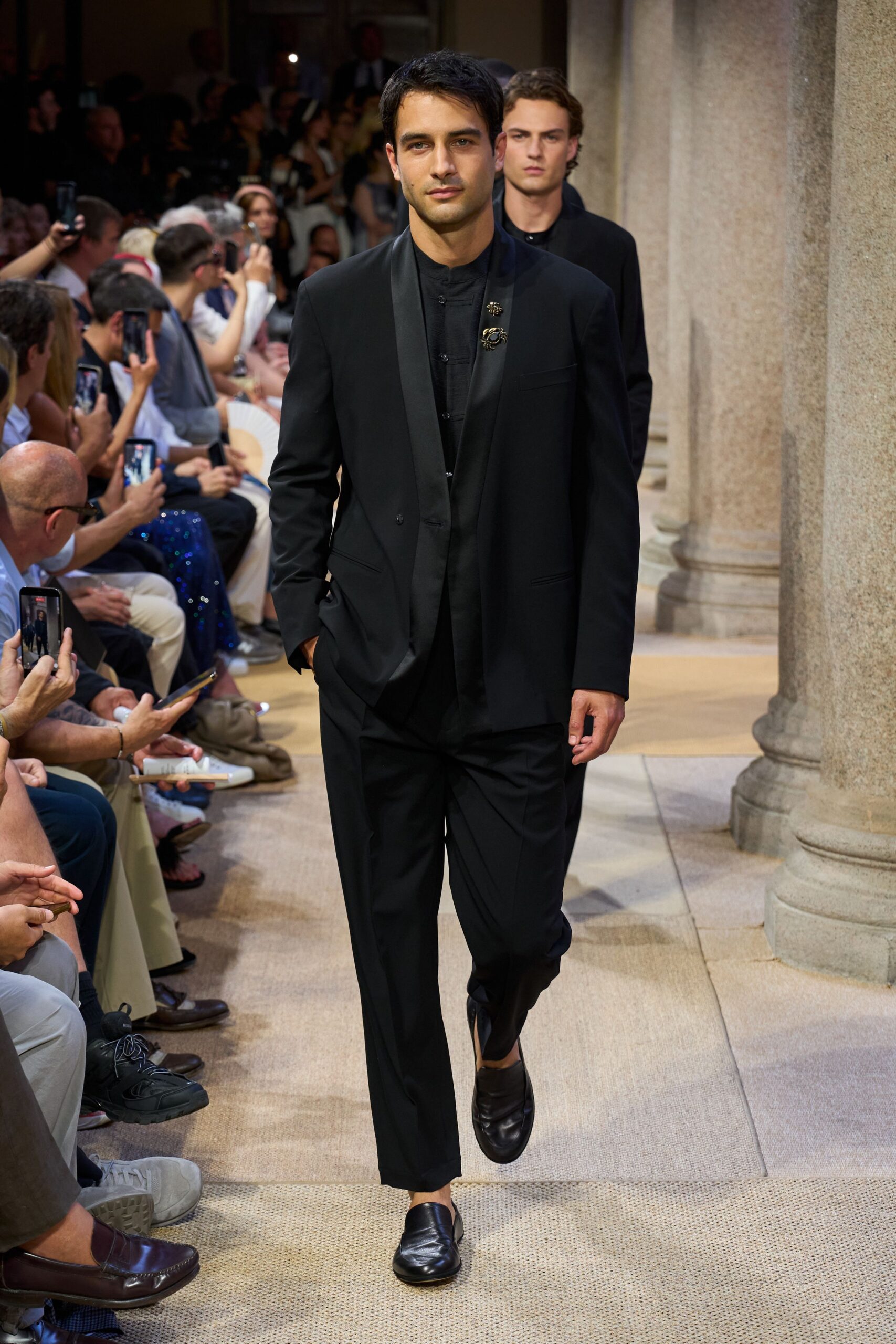 black cotton long-sleeve collared fitted shirt