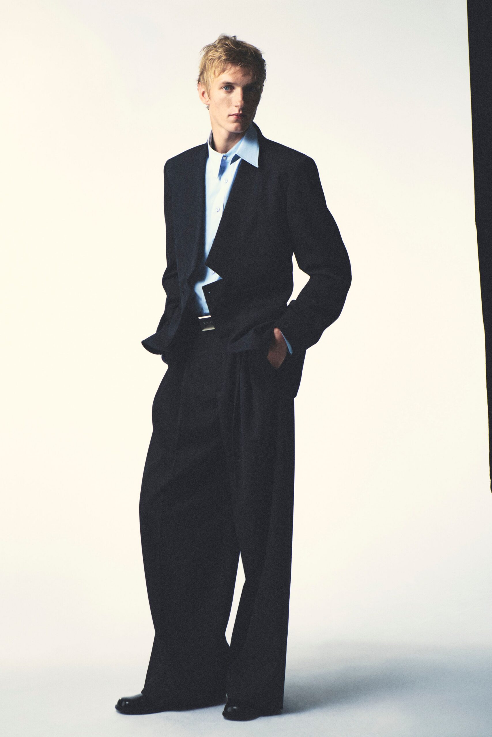 black long-sleeve collared structured blazer