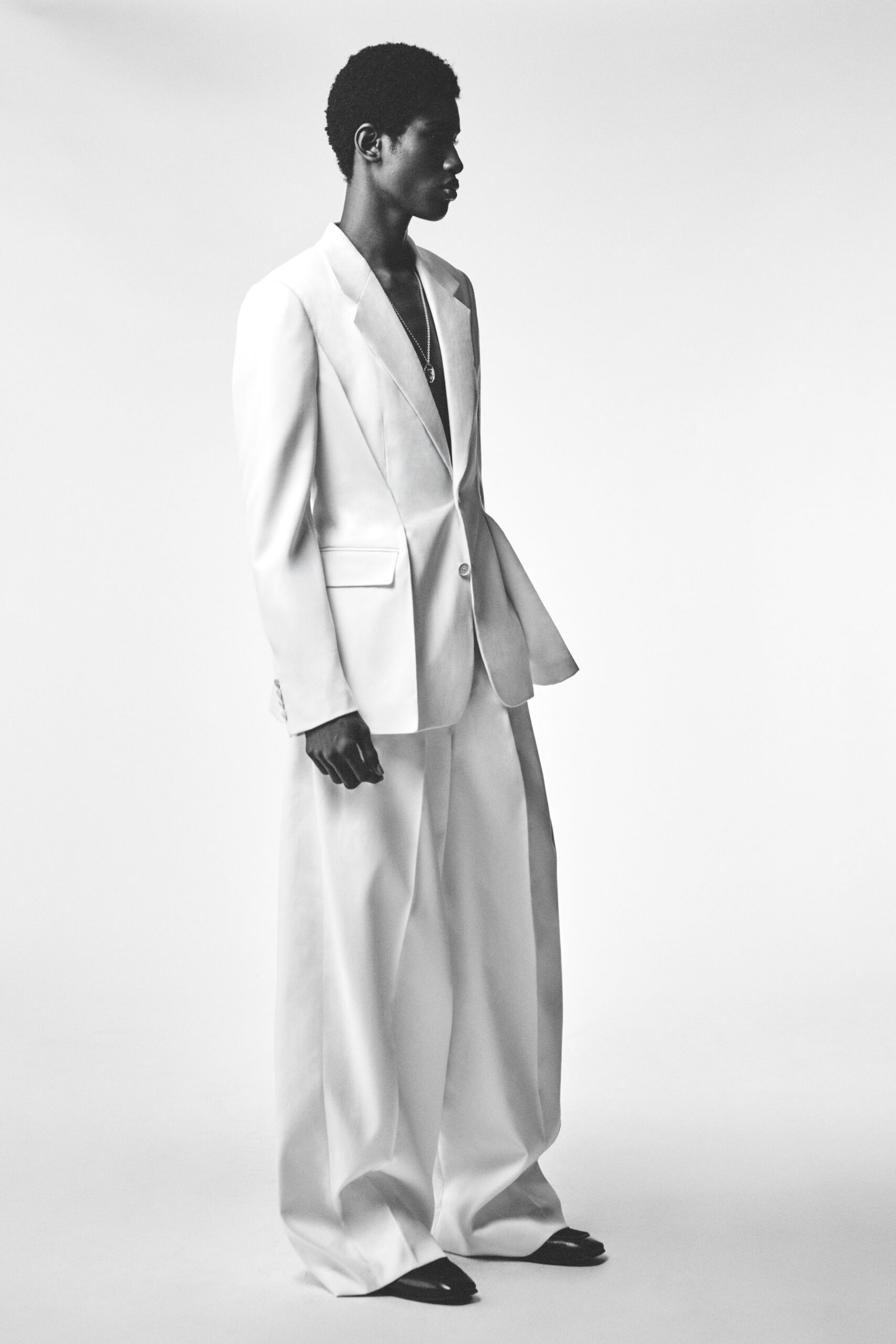 white long-sleeve collared relaxed buttoned suit
