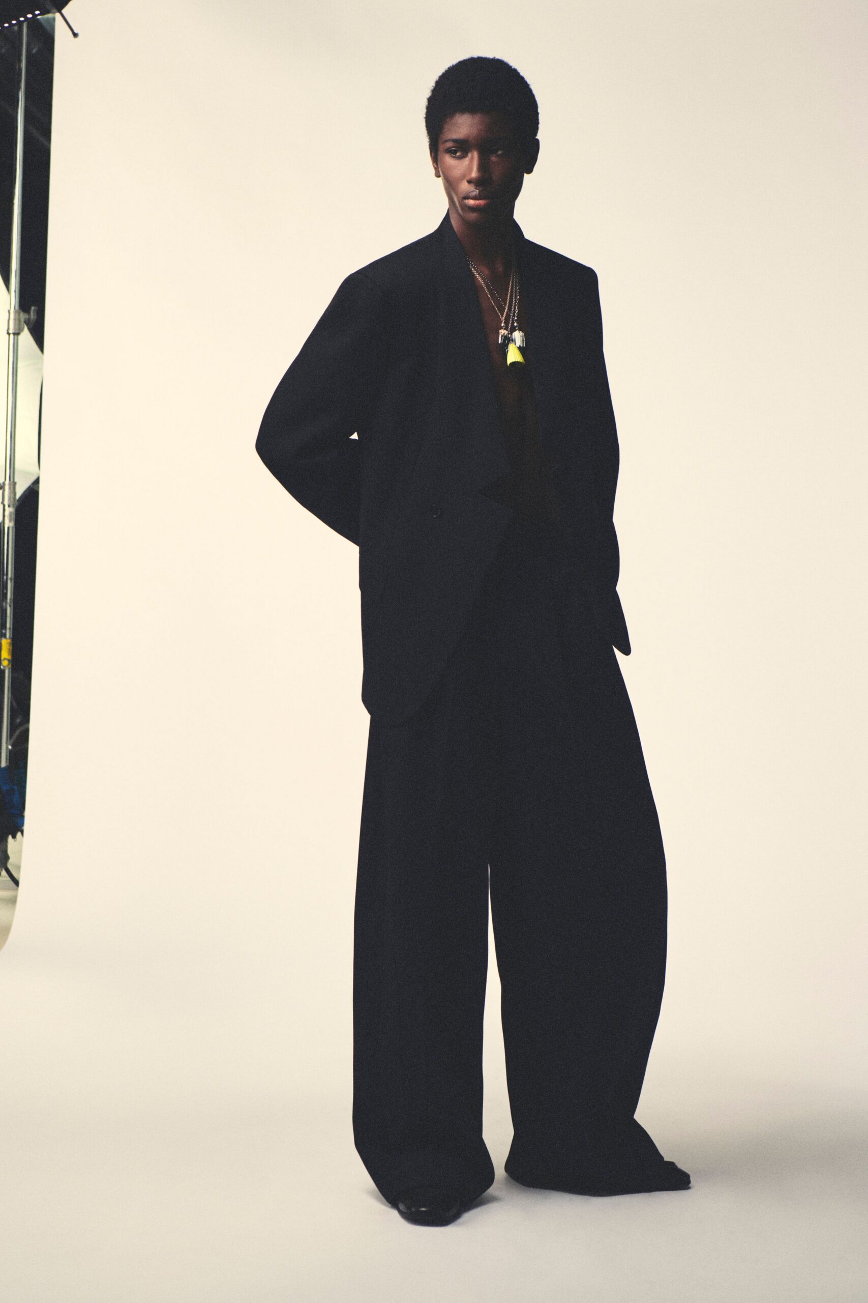 black long-sleeve collared relaxed blazer